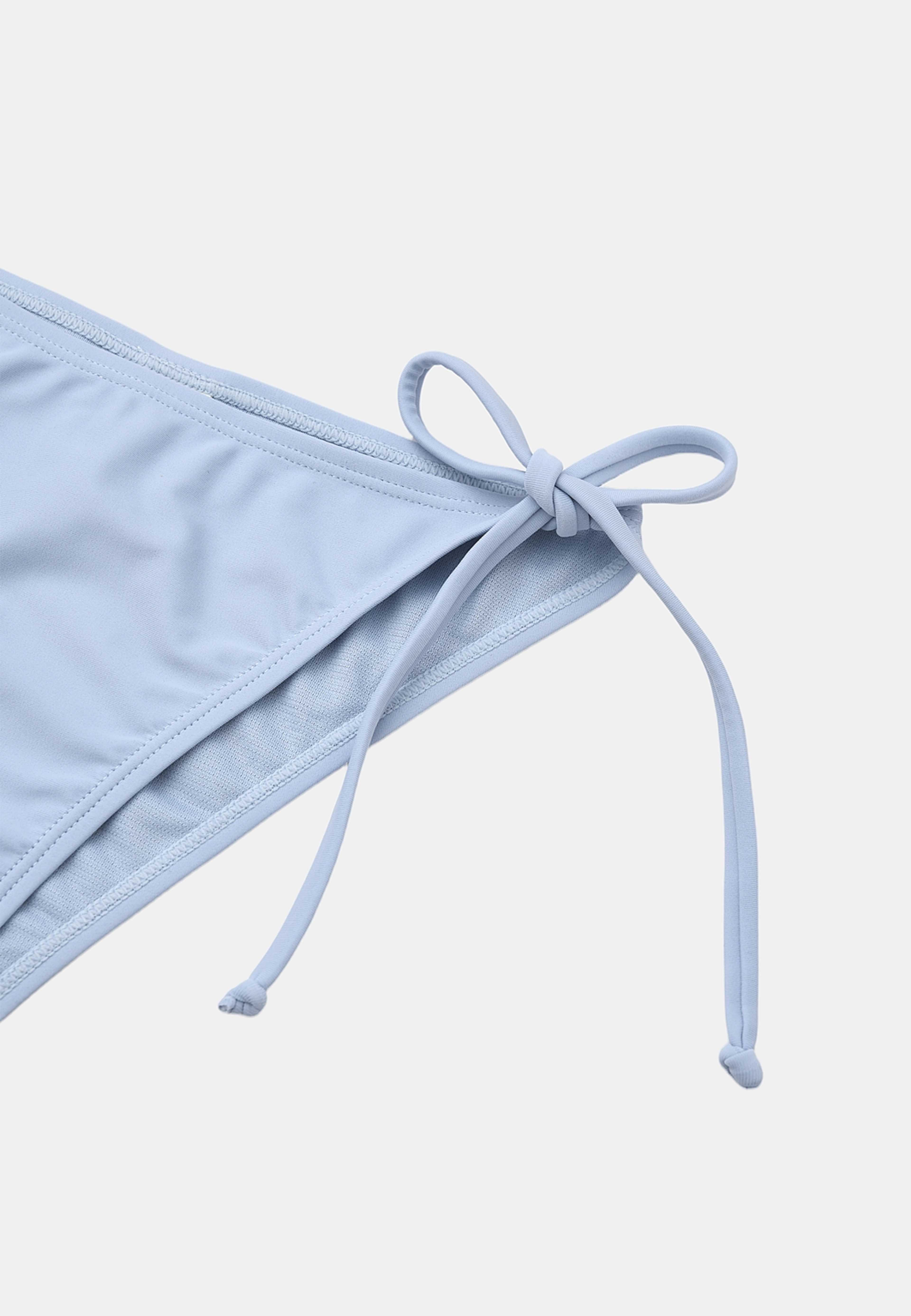 Bikinitrosa med knytband JULIA, från Å WOMAN, i färgen Light Blue. Klicka för att öppna bilden i stort format
