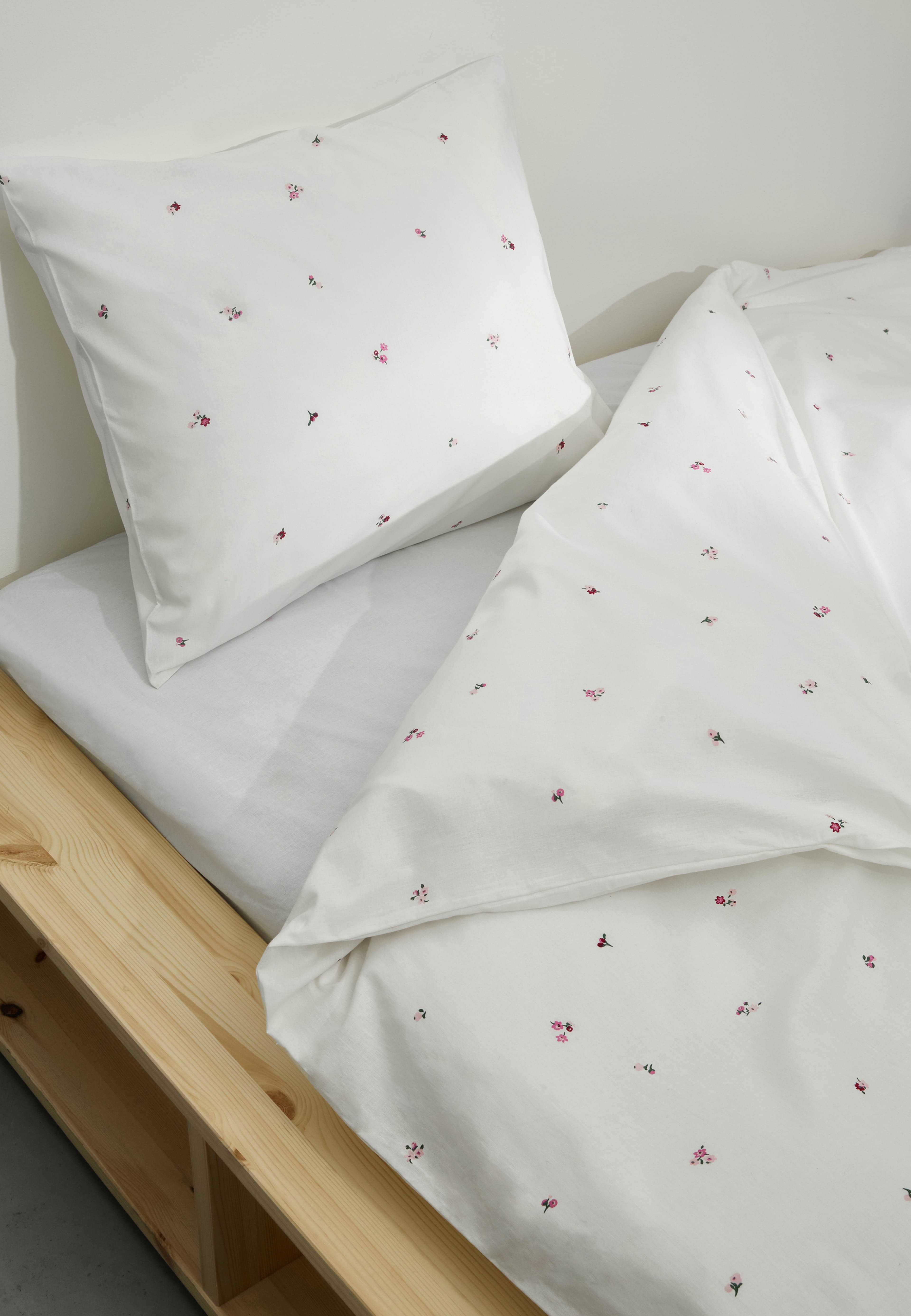 Bäddset RUBY 150x210 cm, från Åhléns Home, i färgen Pink Flower. Klicka för att öppna bilden i stort format