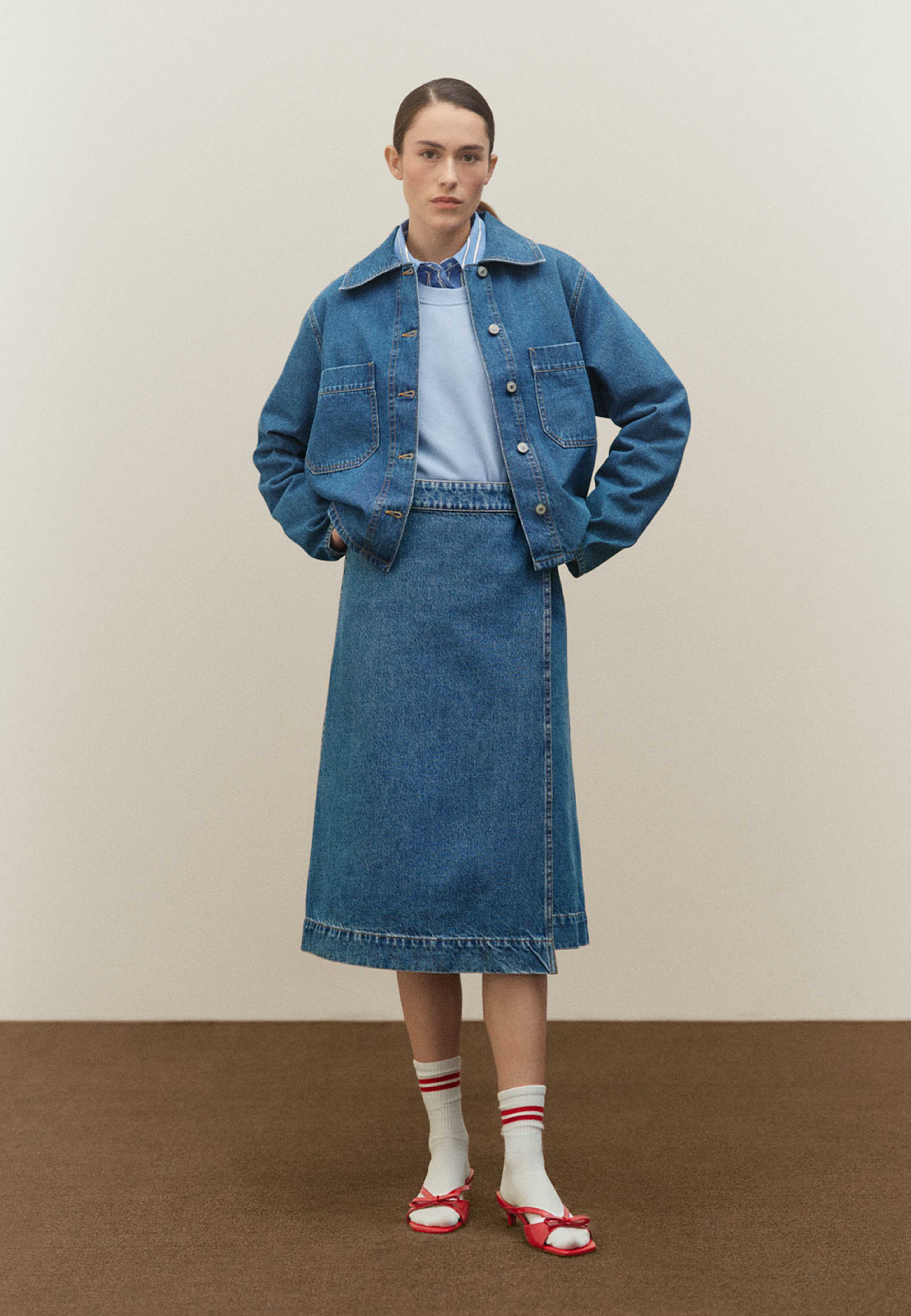 Sweatshirt IGGY, från Carin Wester, i färgen Mid Blue. Klicka för att öppna bilden i stort format