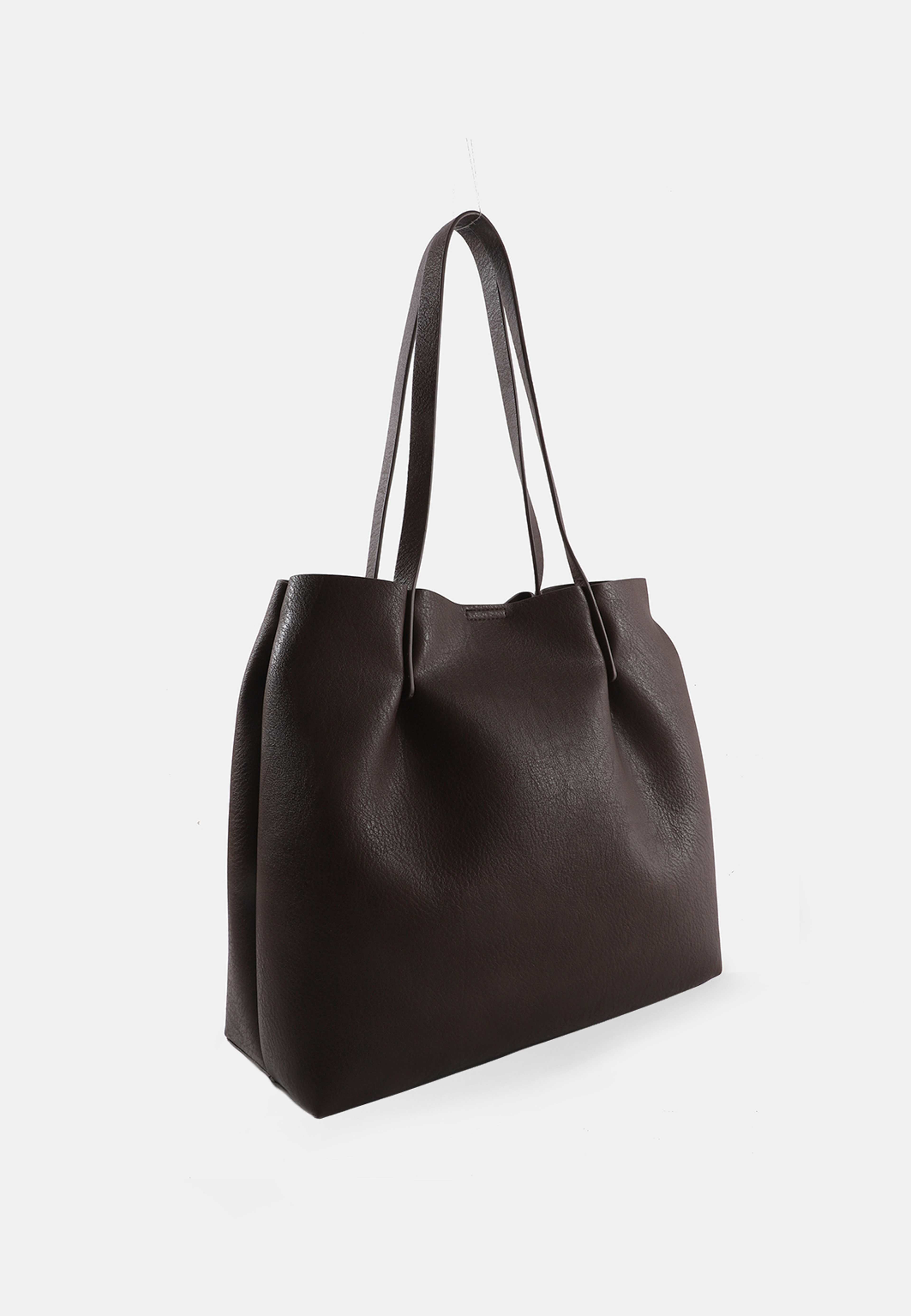 Toteväska i läderimitation GRY, från Å WOMAN, i färgen Dk Brown. Klicka för att öppna bilden i stort format