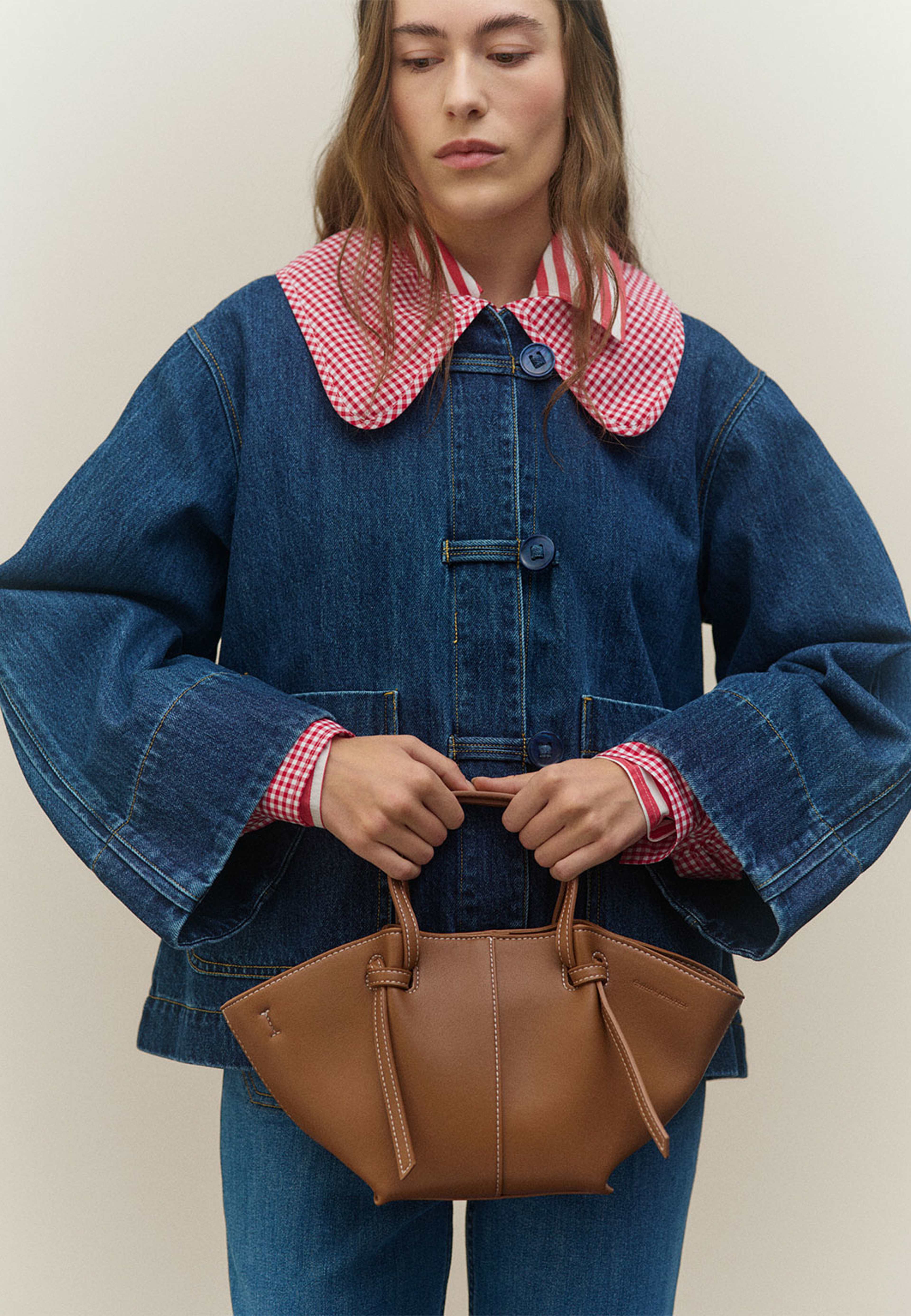 Blus AMELIE, från Carin Wester, i färgen Red Check. Klicka för att öppna bilden i stort format