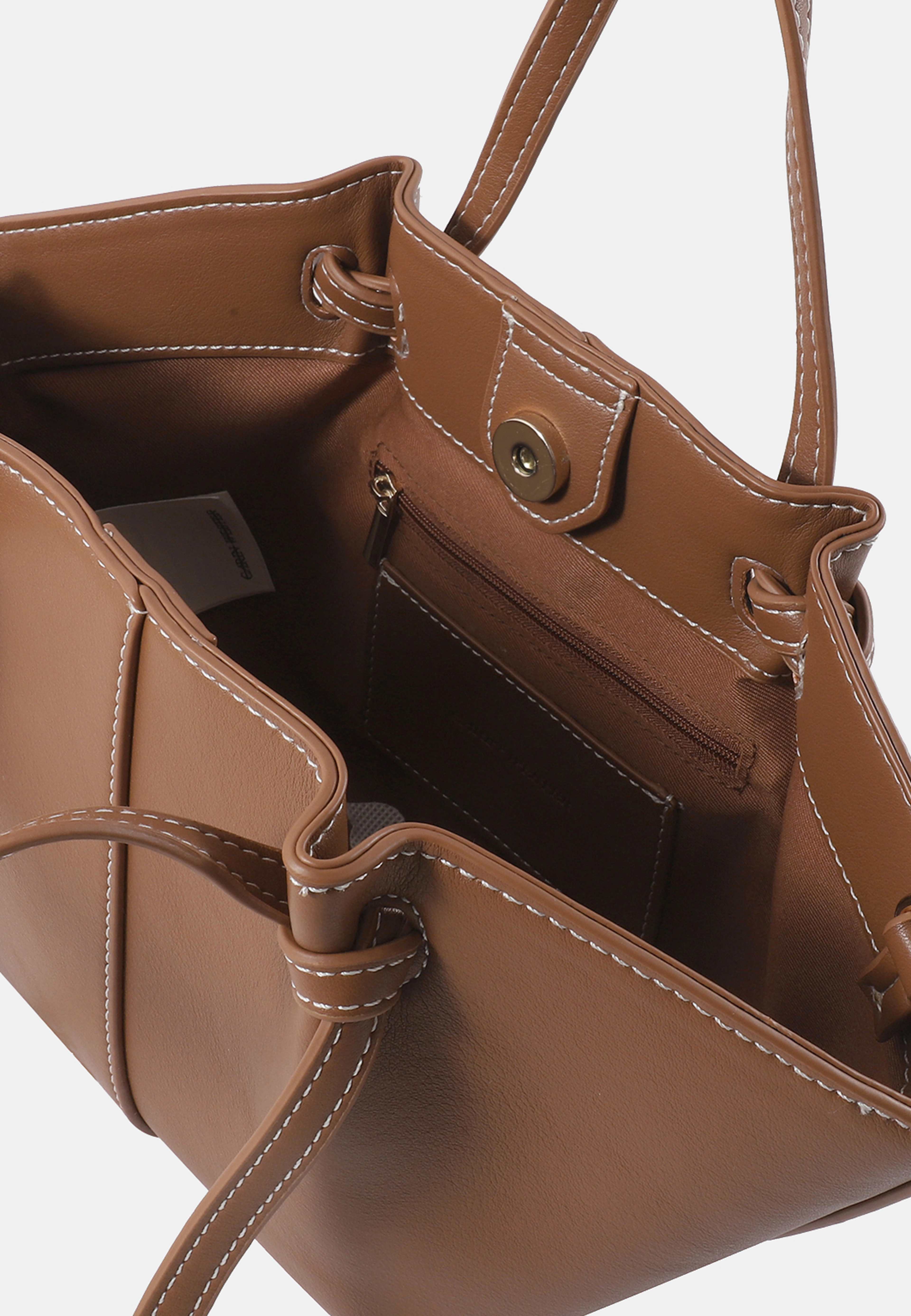 Crossbody SOPHIE, från Carin Wester, i färgen Cognac. Klicka för att öppna bilden i stort format