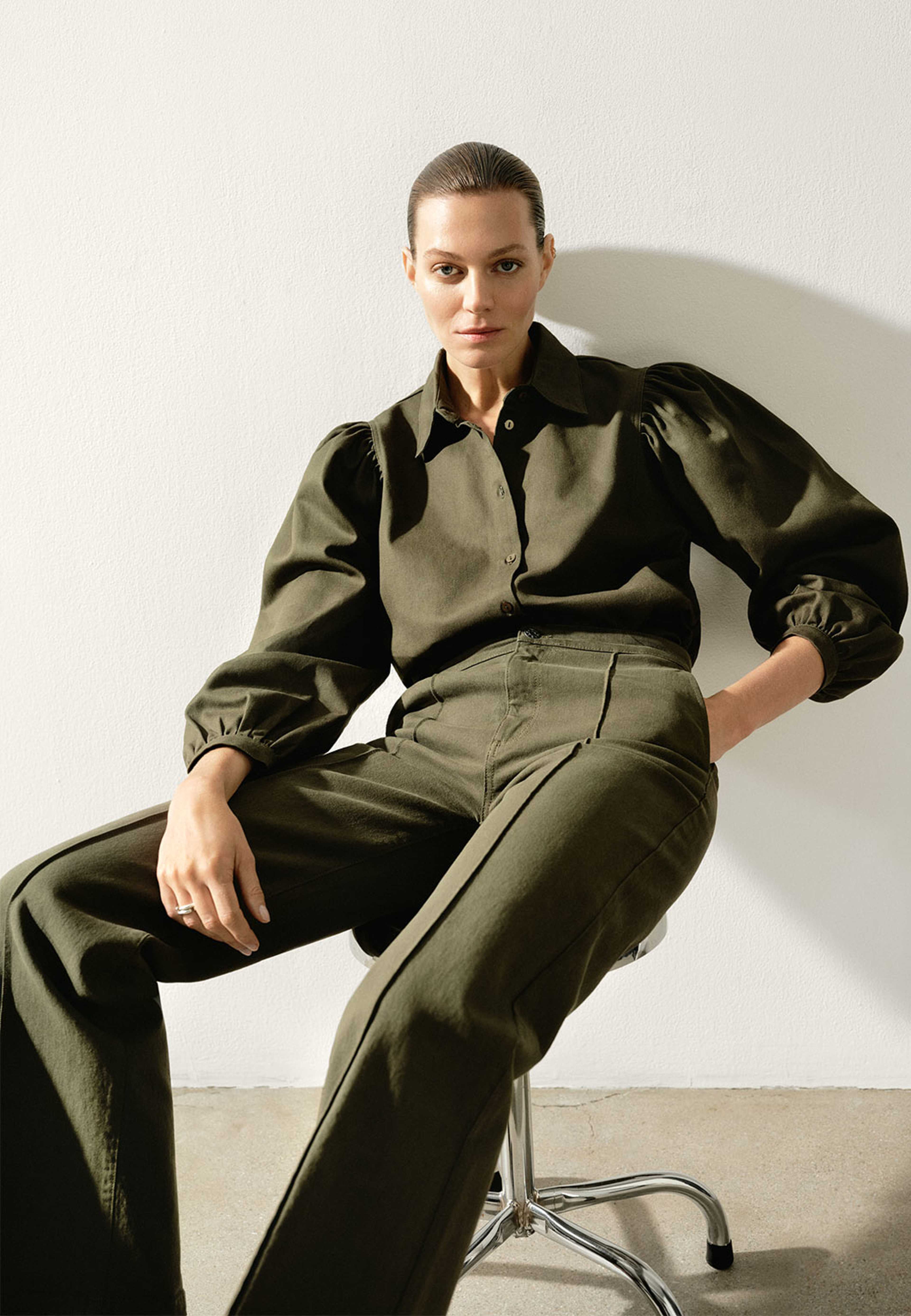 Twillbyxor PAULA, från Wera, i färgen Khaki. Klicka för att öppna bilden i stort format