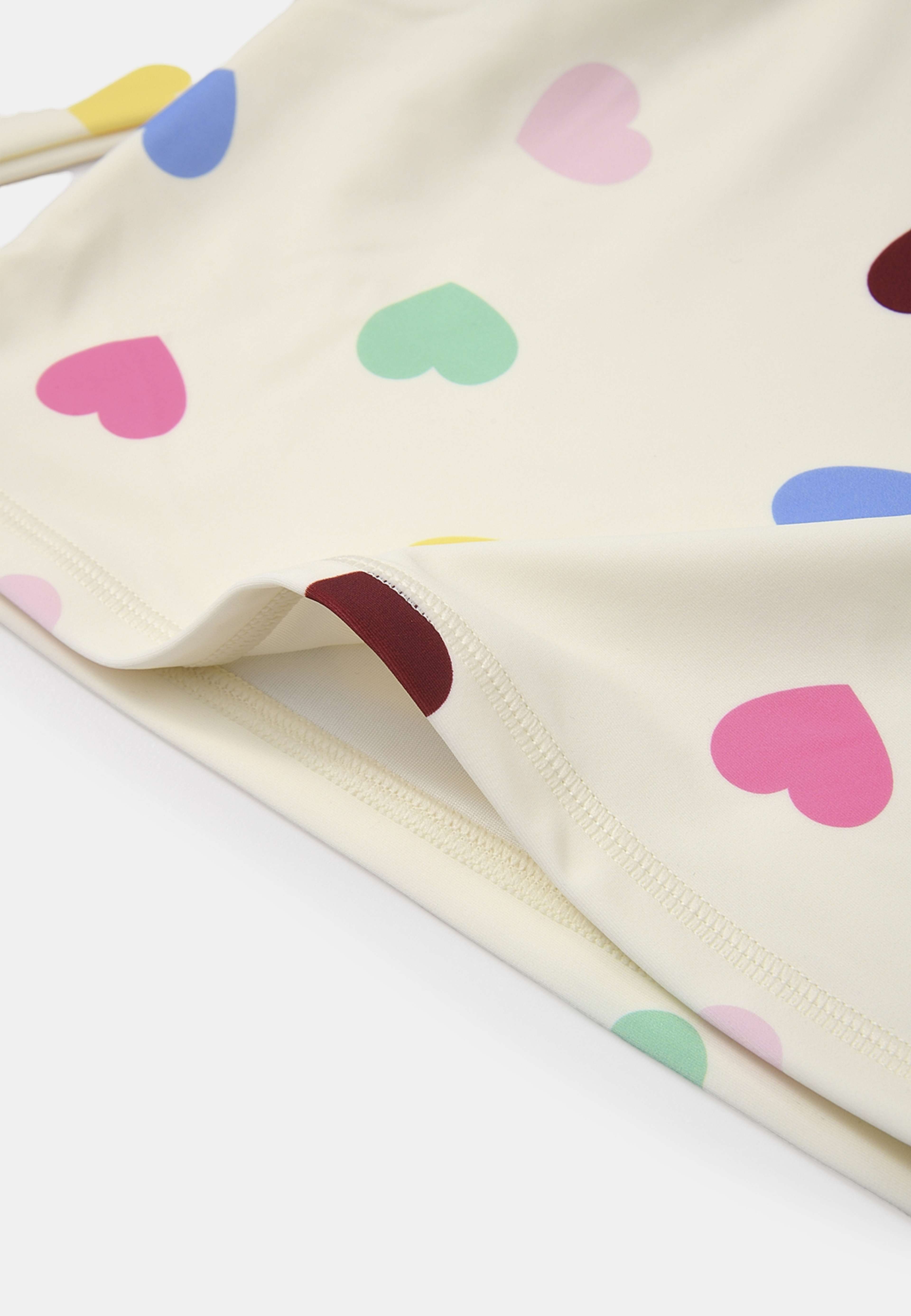 UV-set KERRY, från RIKIKI, i färgen Multi Heart. Klicka för att öppna bilden i stort format