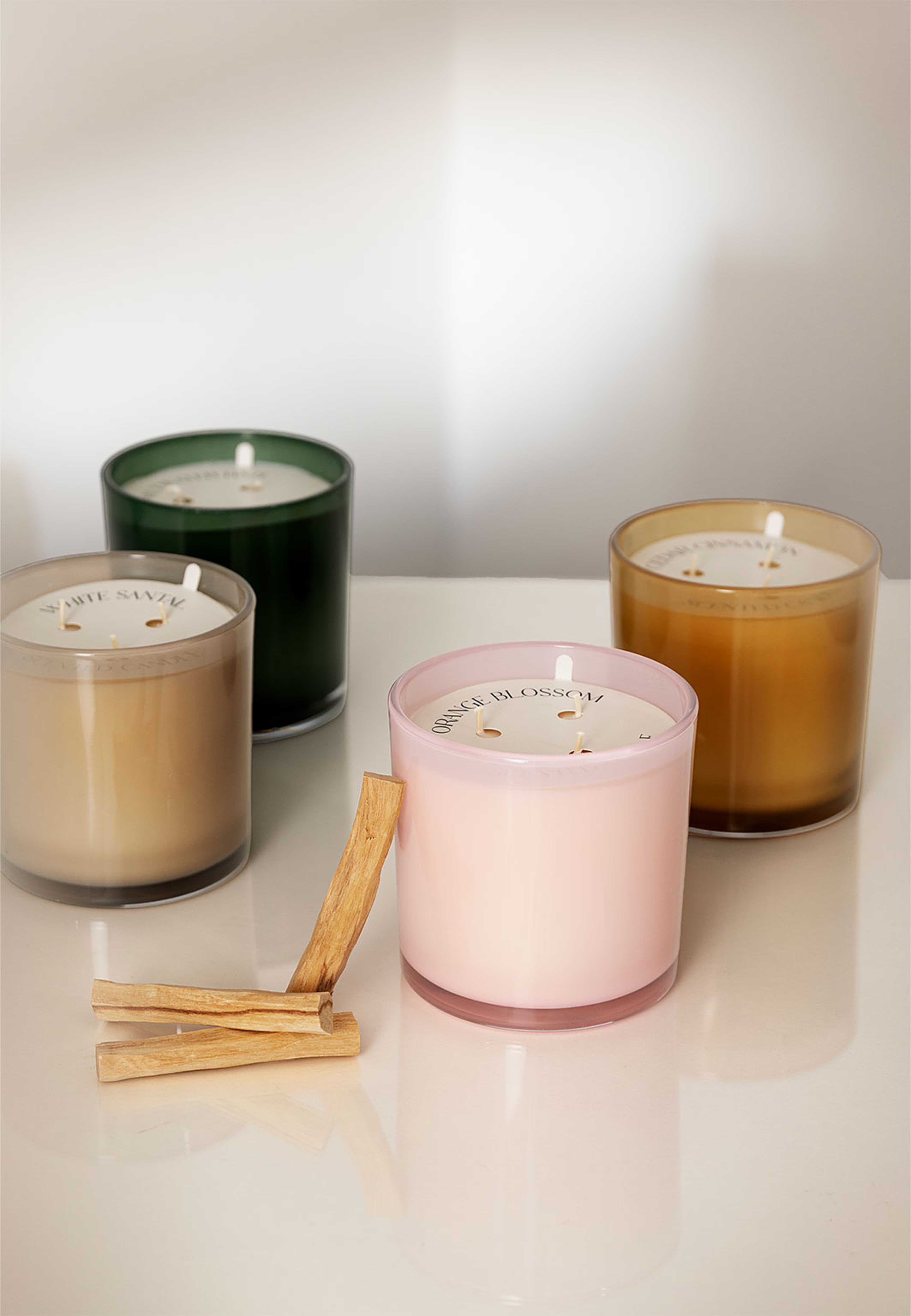 Doftljus LOU, från Åhléns Home, i färgen Dk Green. Klicka för att öppna bilden i stort format