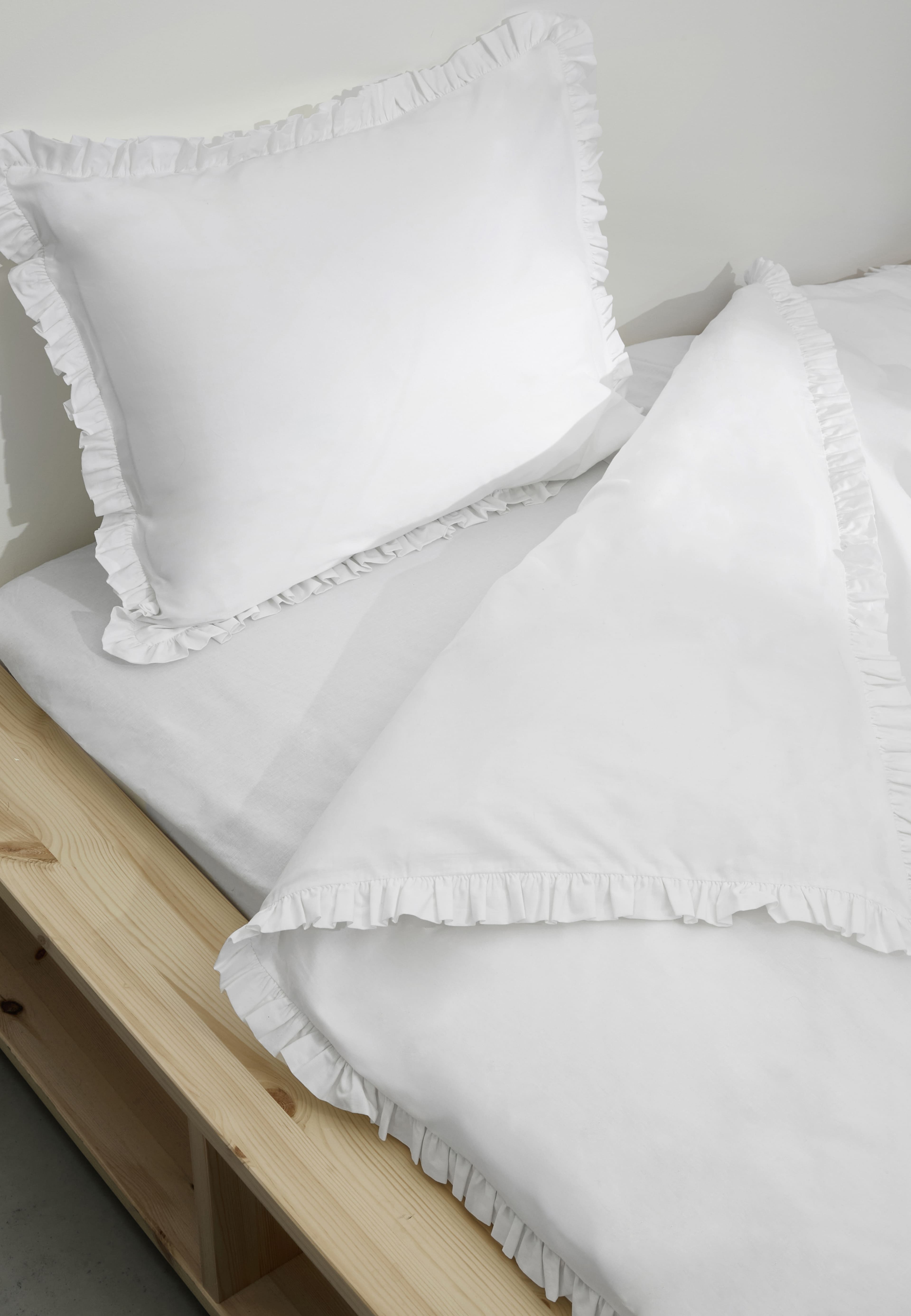 Bäddset FRILL 150x210 cm, från Åhléns Home, i färgen White. Klicka för att öppna bilden i stort format