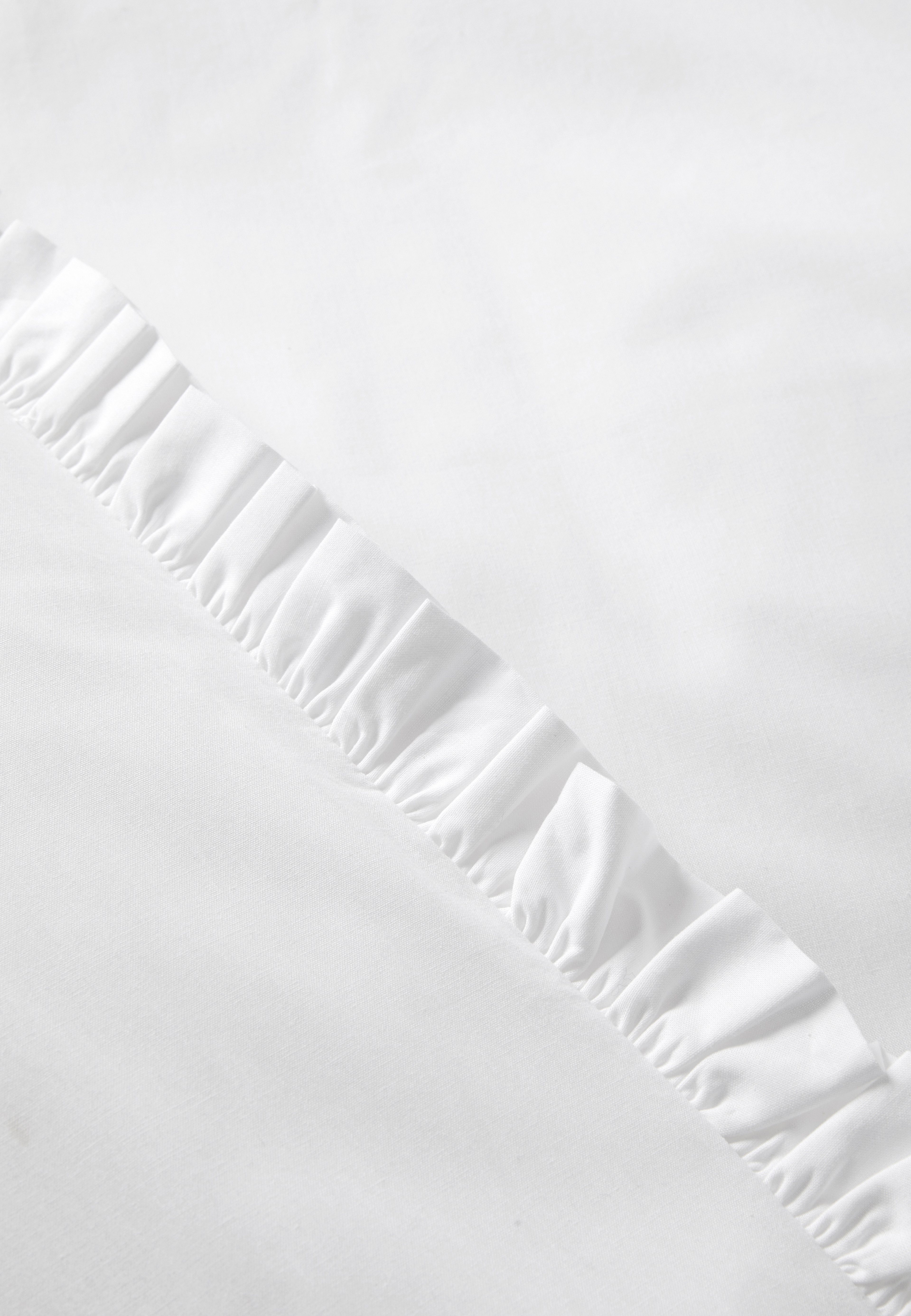 Bäddset FRILL 150x210 cm, från Åhléns Home, i färgen White. Klicka för att öppna bilden i stort format