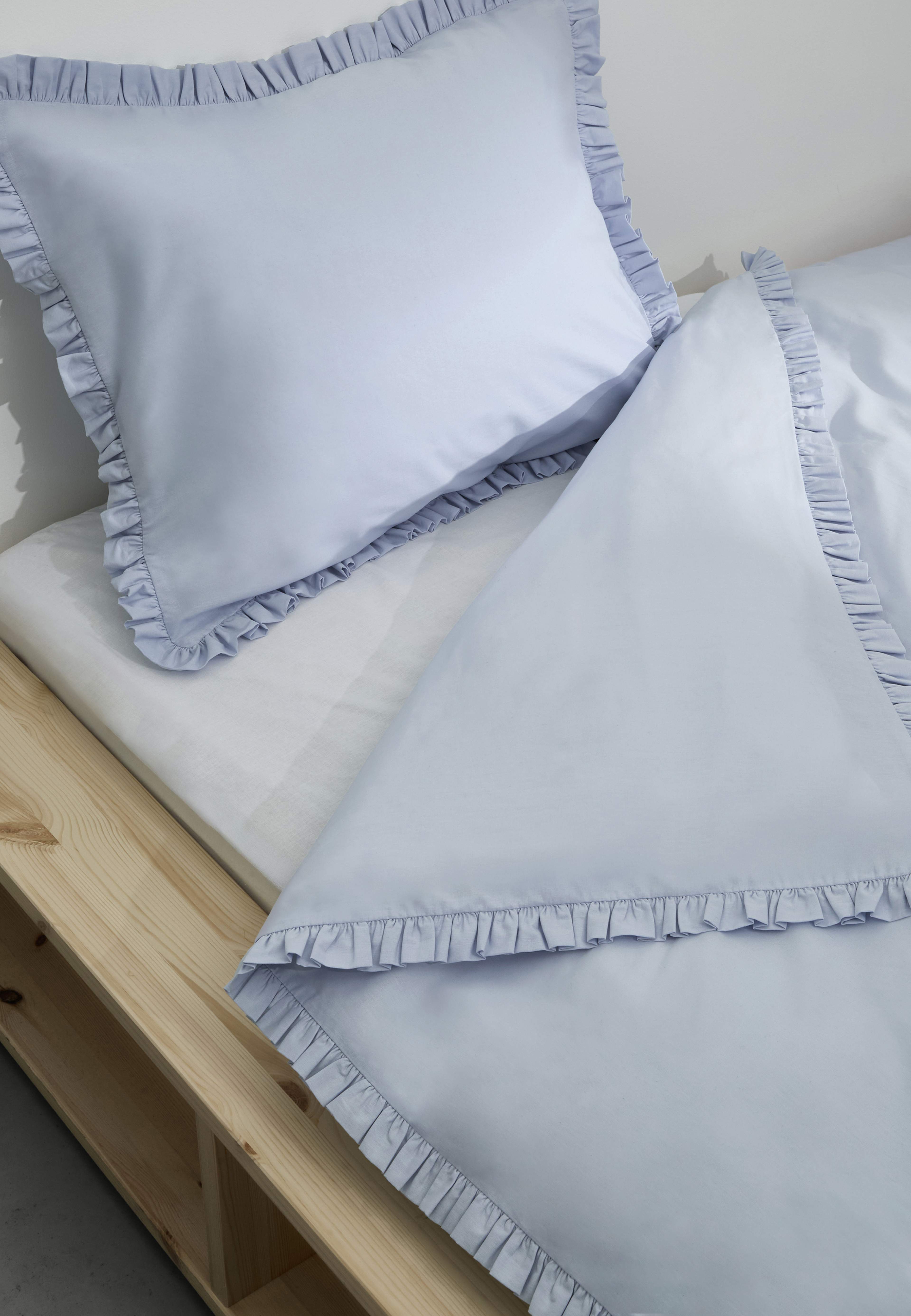 Bäddset FRILL 150x210 cm, från Åhléns Home, i färgen Lt Blue. Klicka för att öppna bilden i stort format