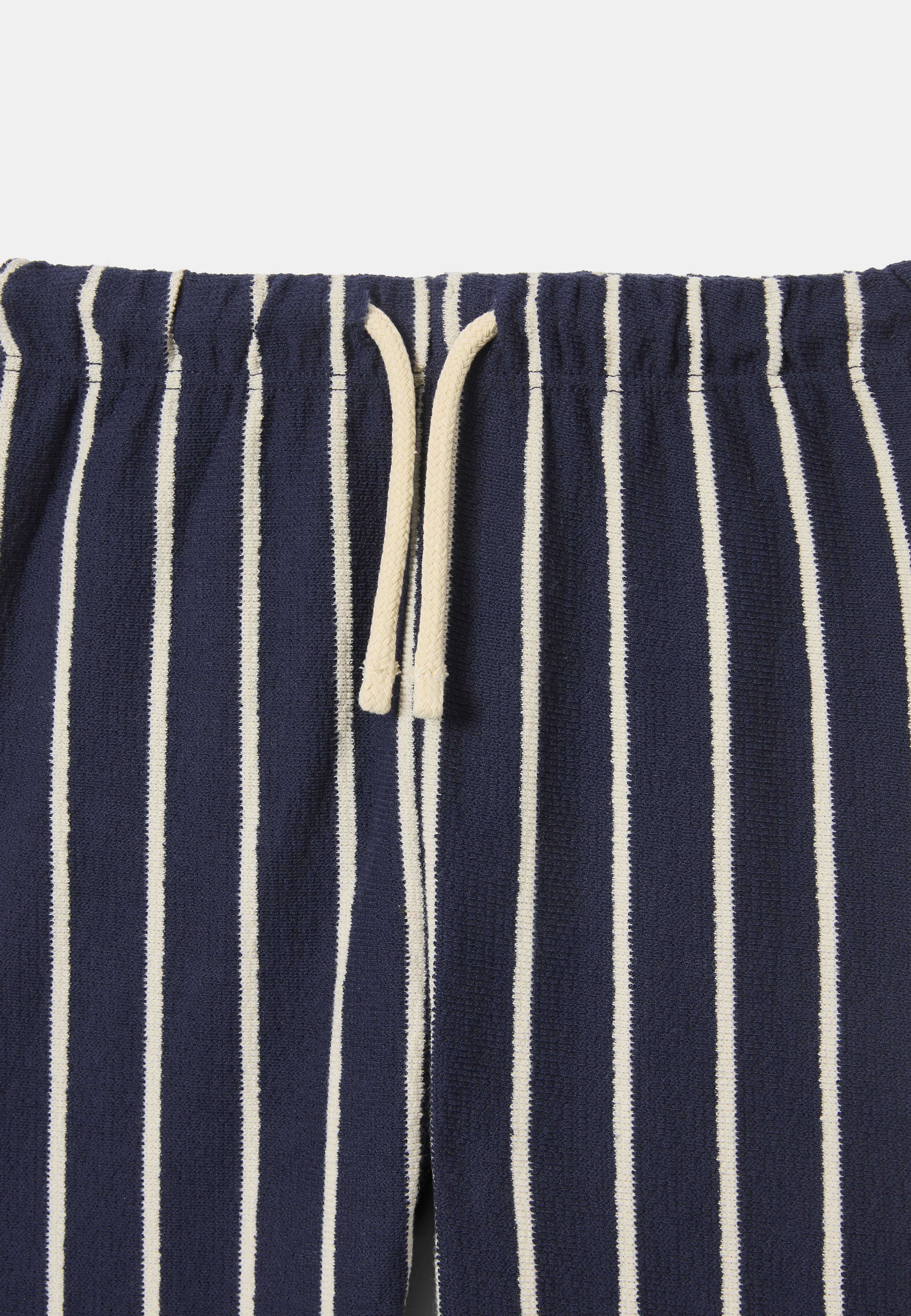 Byxor ETHAN, från RIKIKI, i färgen Navy. Klicka för att öppna bilden i stort format