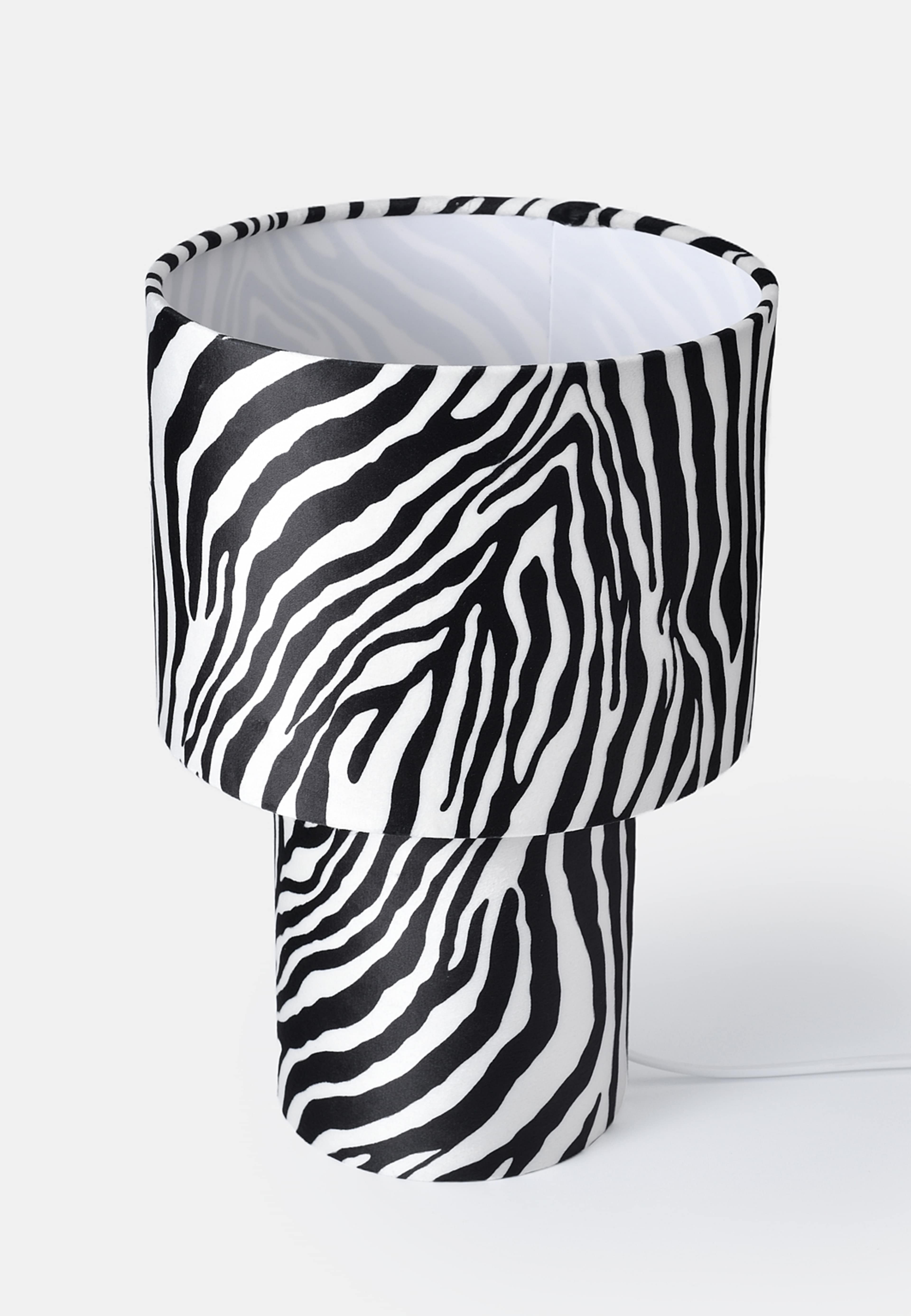 Bordslampa HANNE zebra, från Åhléns Home, i färgen White/Black. Klicka för att öppna bilden i stort format