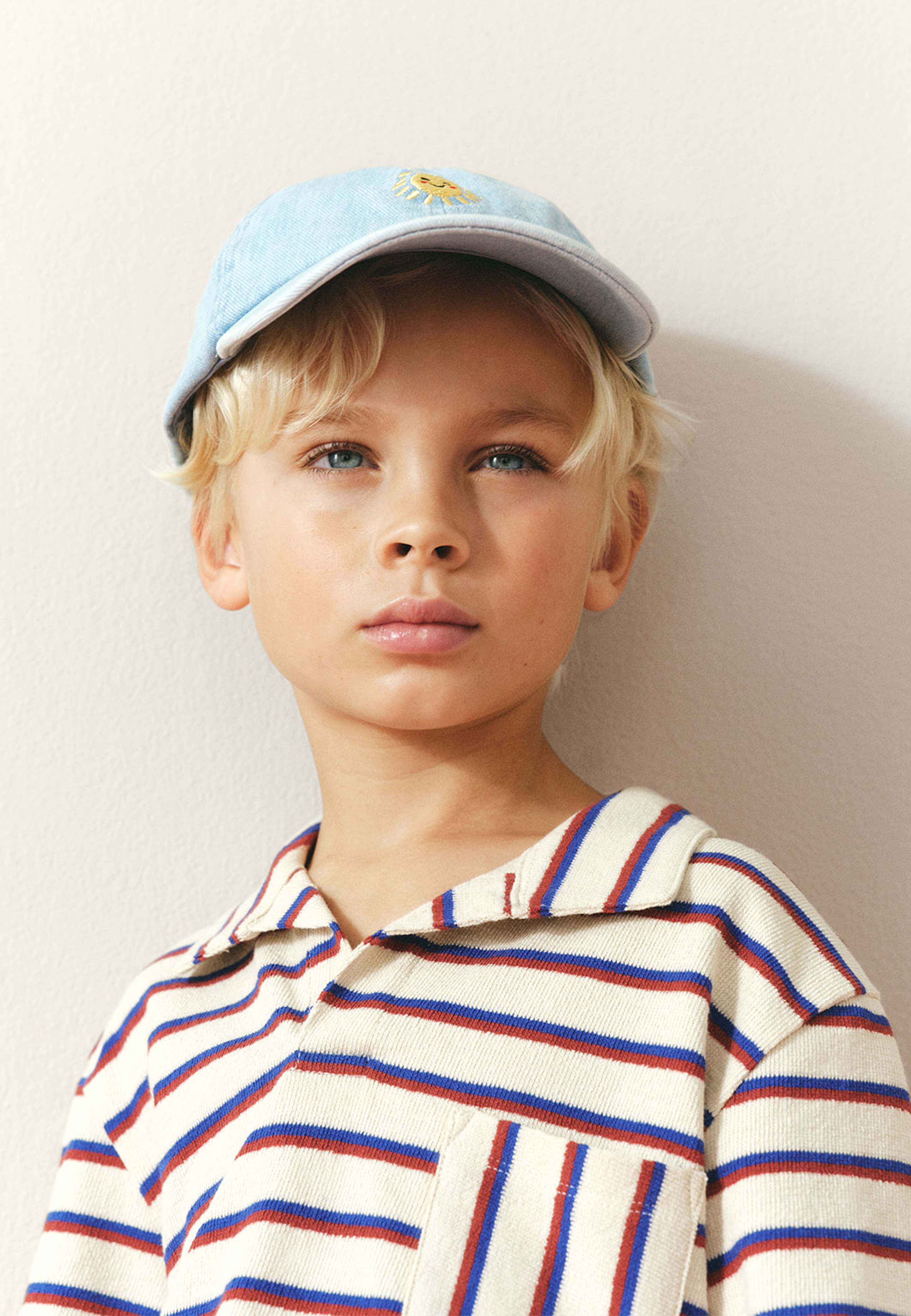 Keps i denim BROOKLYN, från RIKIKI, i färgen Sun. Klicka för att öppna bilden i stort format