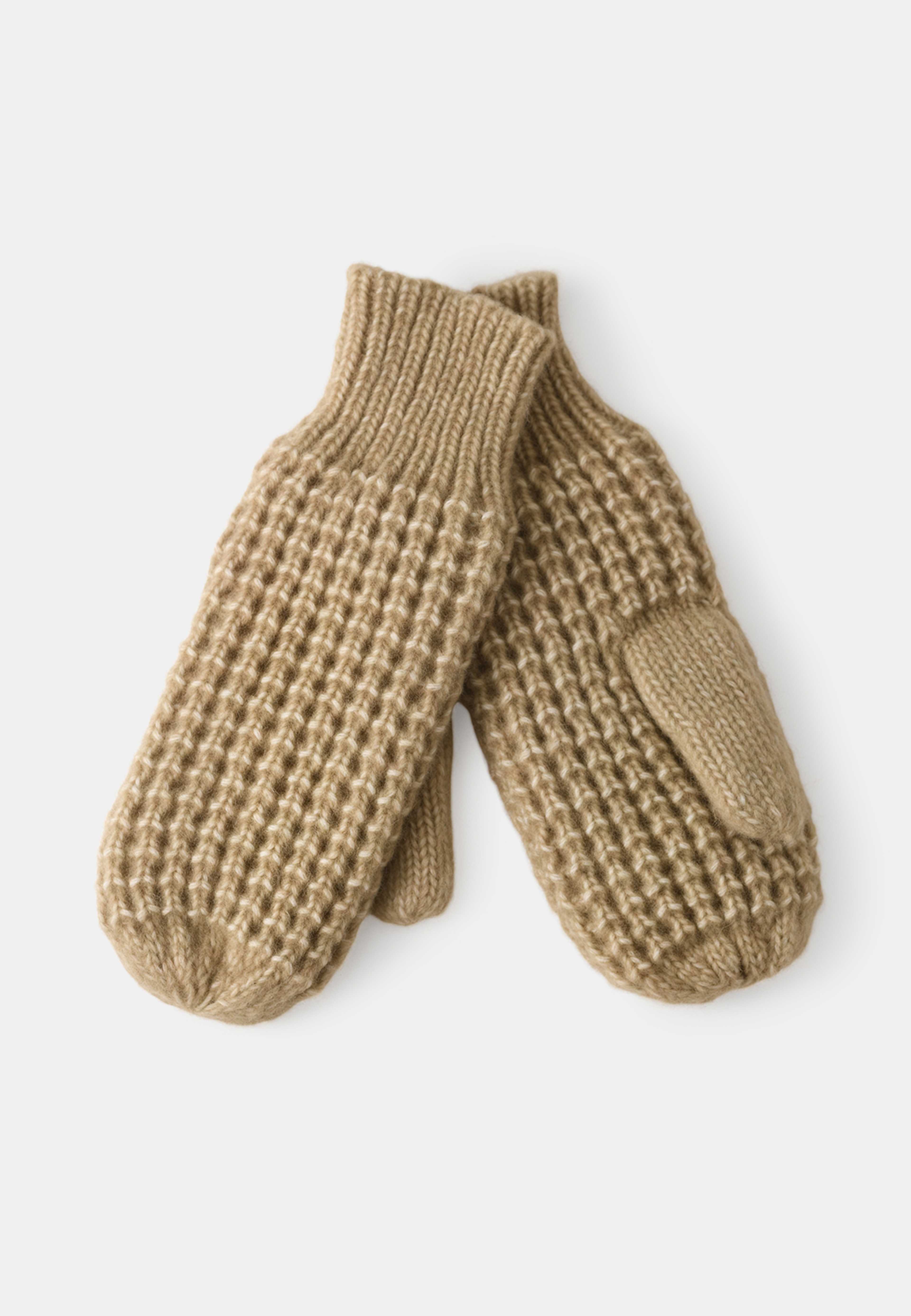 Stickade tumvantar CINA, från Å WOMAN, i färgen Beige Melange. Klicka för att öppna bilden i stort format