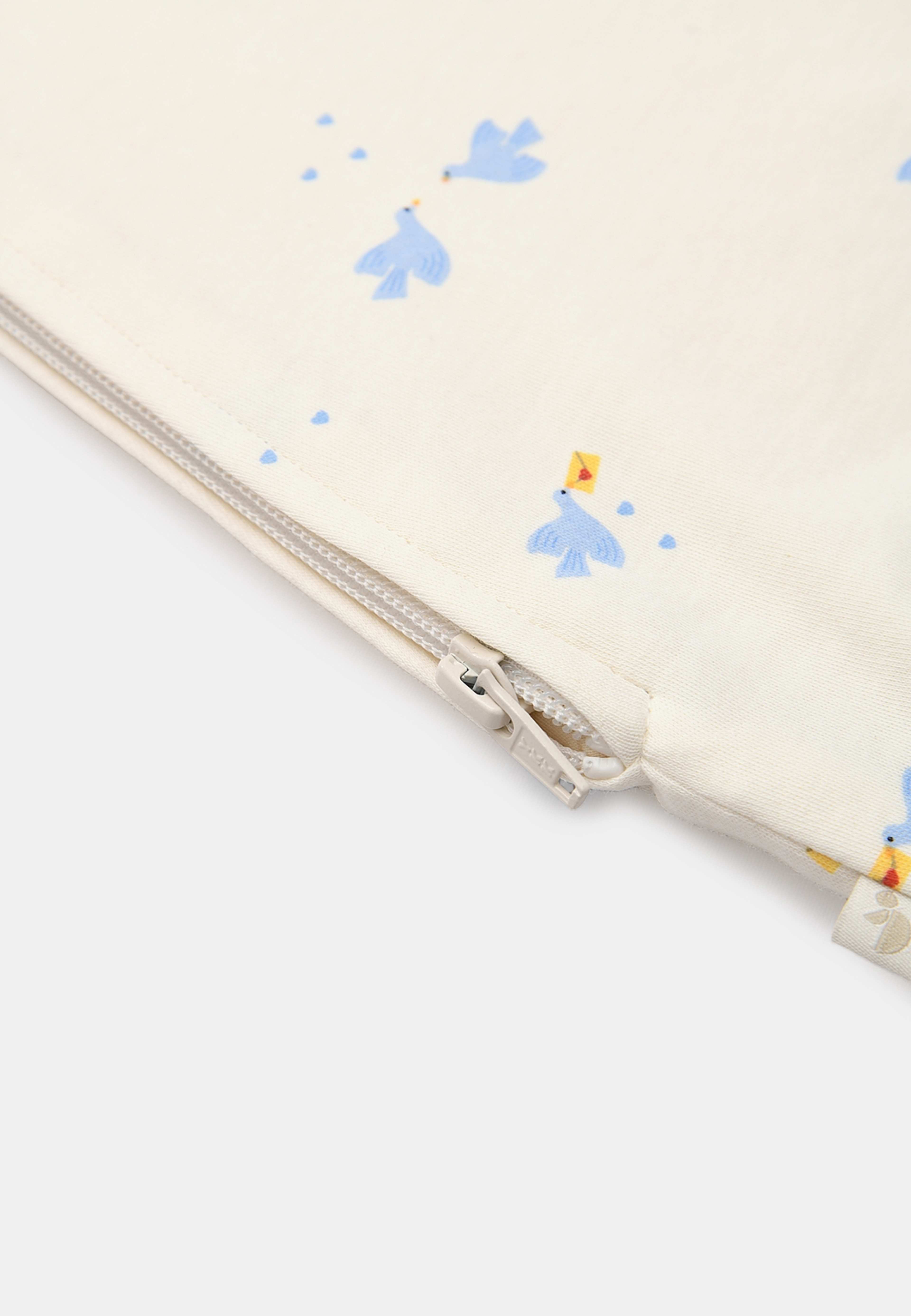 Vadderad sovpåse BON, från RIKIKI, i färgen Bird Print. Klicka för att öppna bilden i stort format