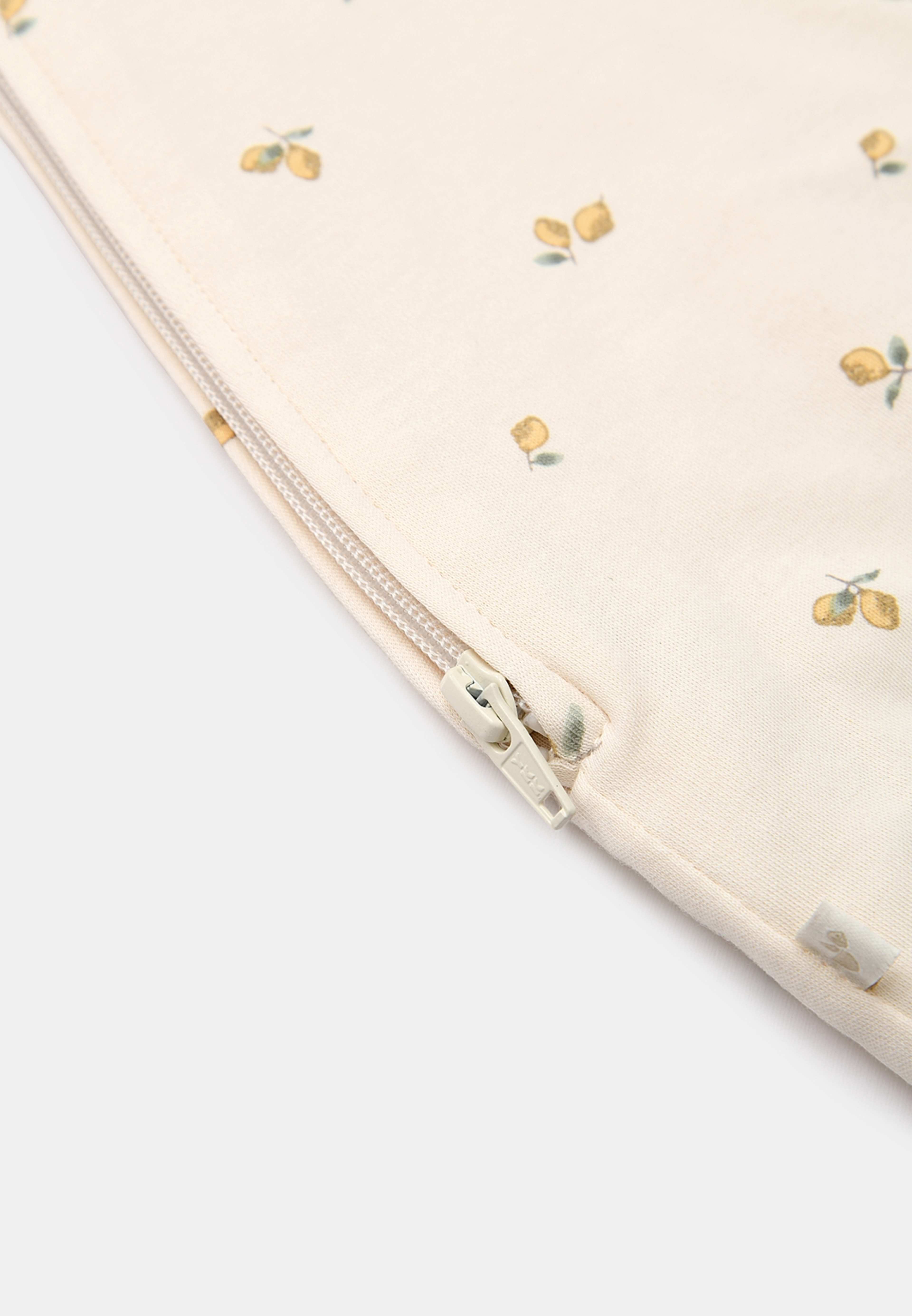 Vadderad sovpåse BON, från RIKIKI, i färgen Lemon. Klicka för att öppna bilden i stort format