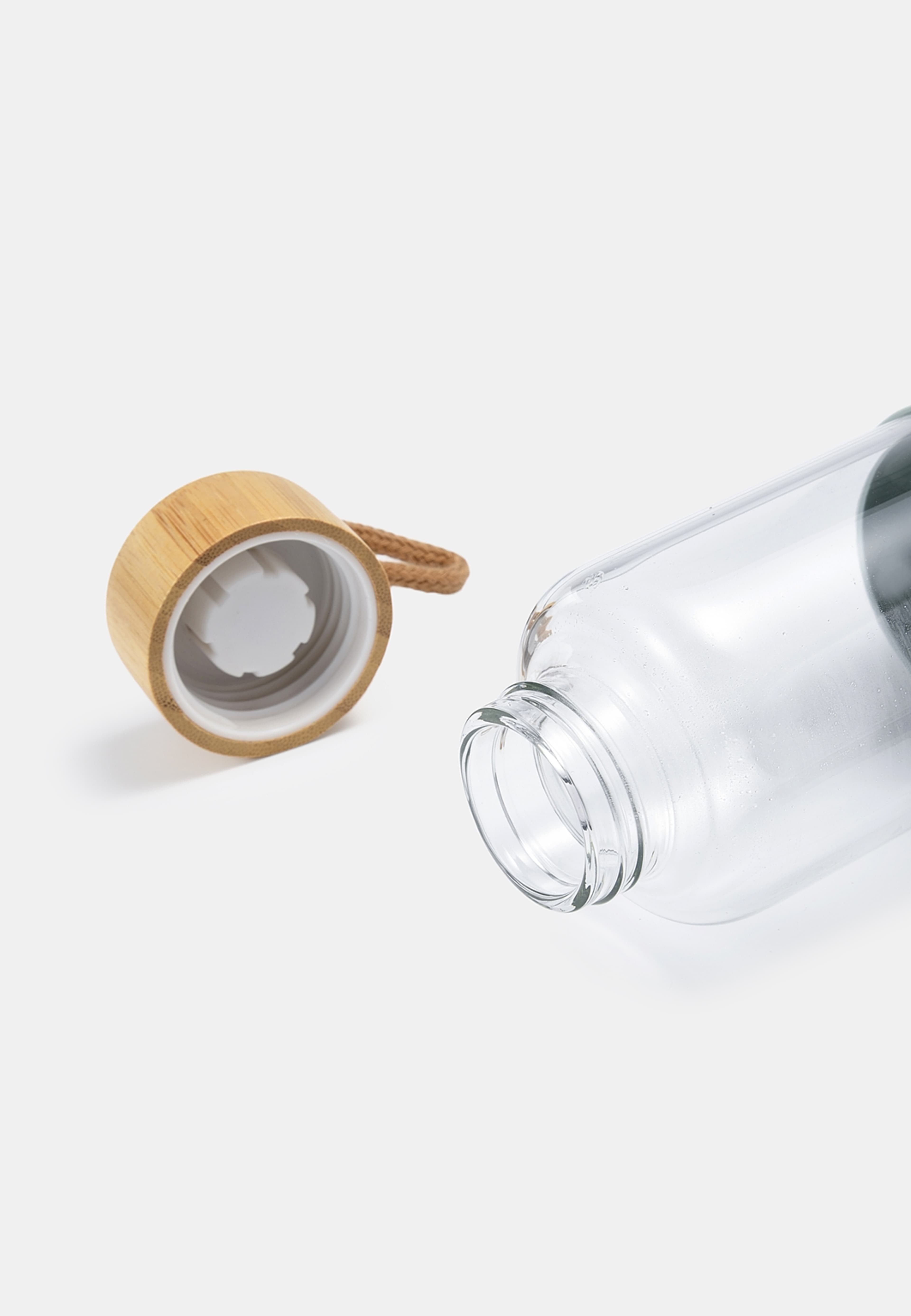 Glasflaska med lock MOA 600 ml, från Åhléns Home, i färgen Lt Green. Klicka för att öppna bilden i stort format