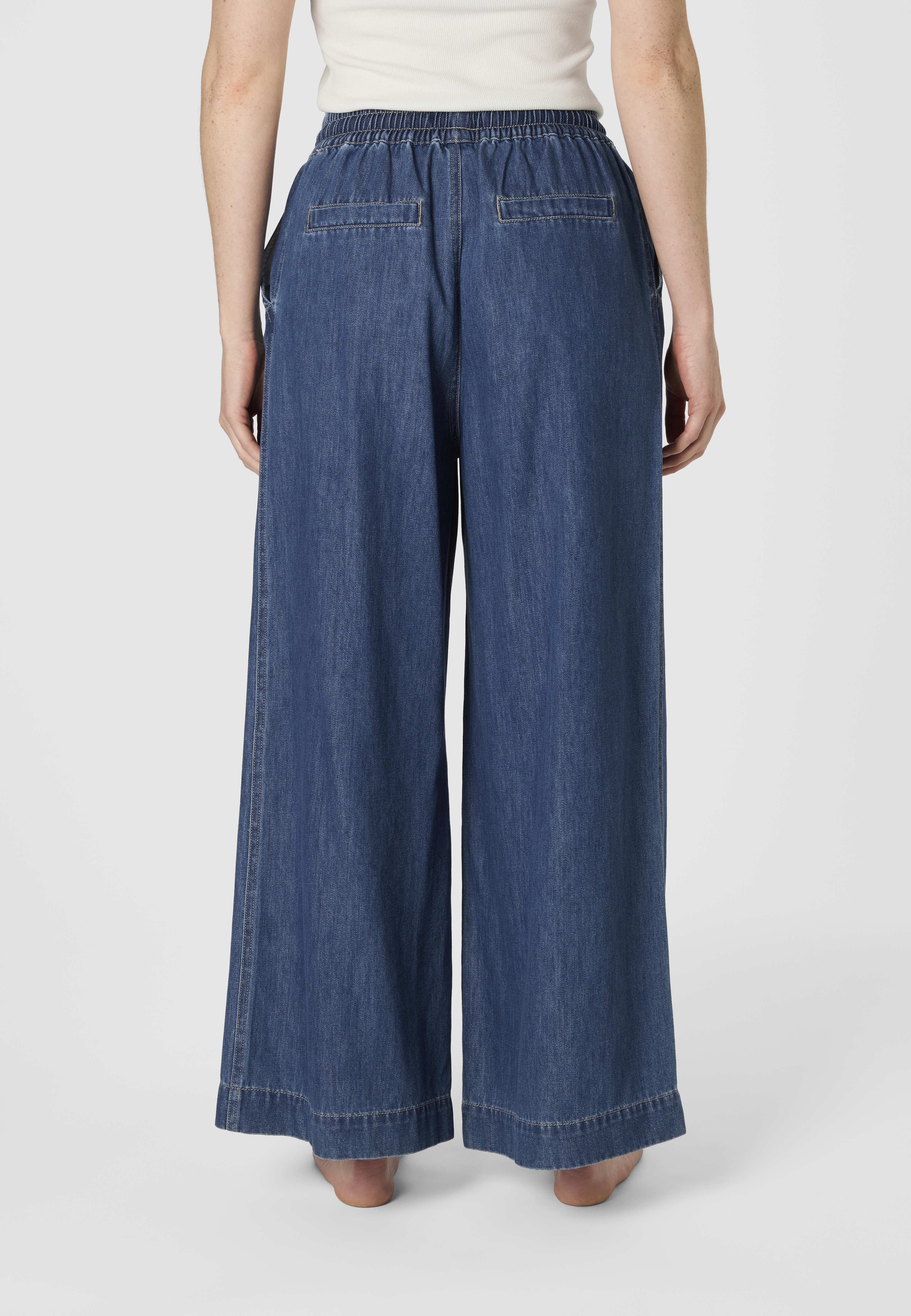 Denimbyxor IVELINE, från Carin Wester, i färgen Mid Blue Denim. Klicka för att öppna bilden i stort format