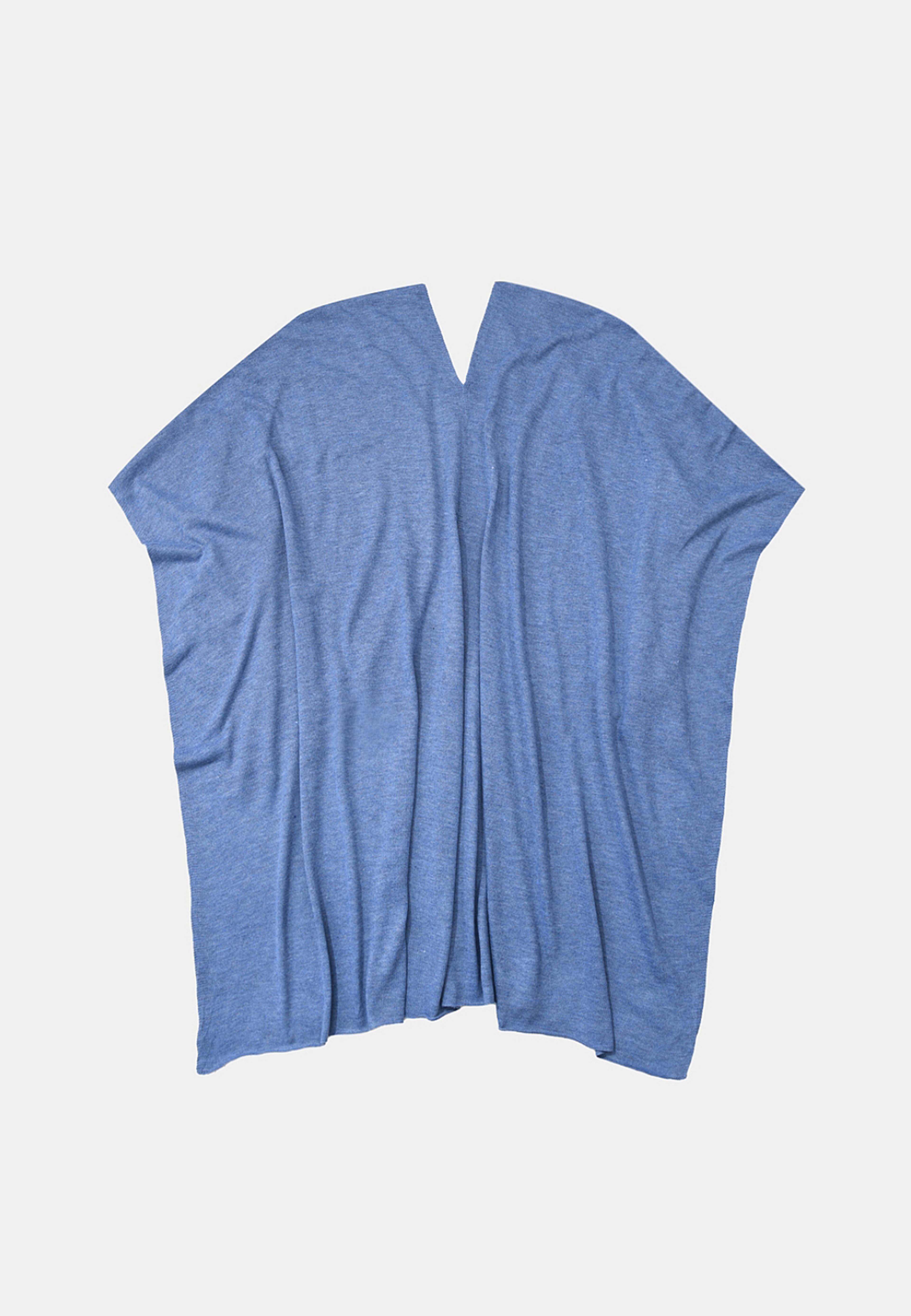 Poncho REGINA, från Å WOMAN, i färgen Blue. Klicka för att öppna bilden i stort format