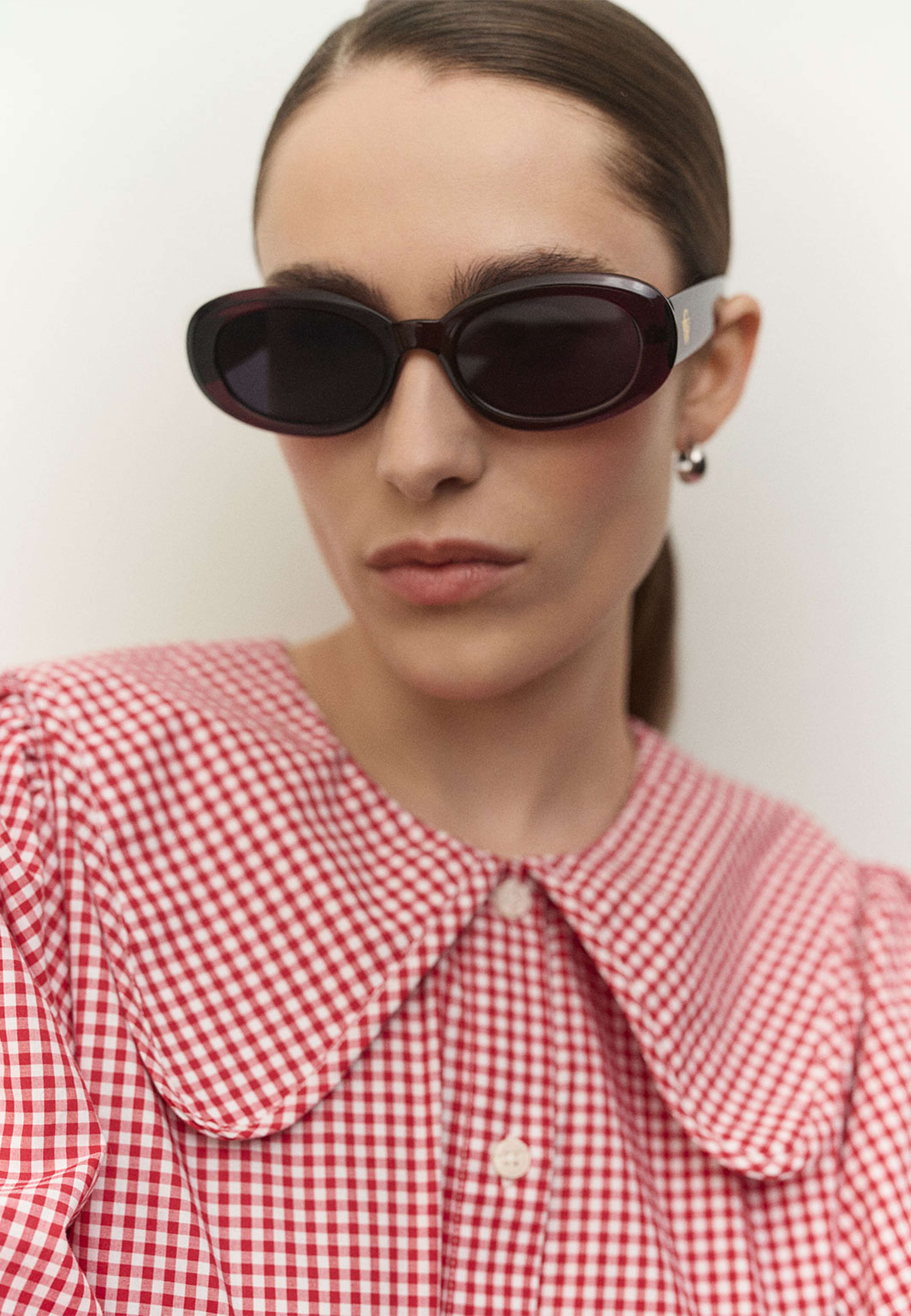 Blus AMELIE, från Carin Wester, i färgen Red Check. Klicka för att öppna bilden i stort format