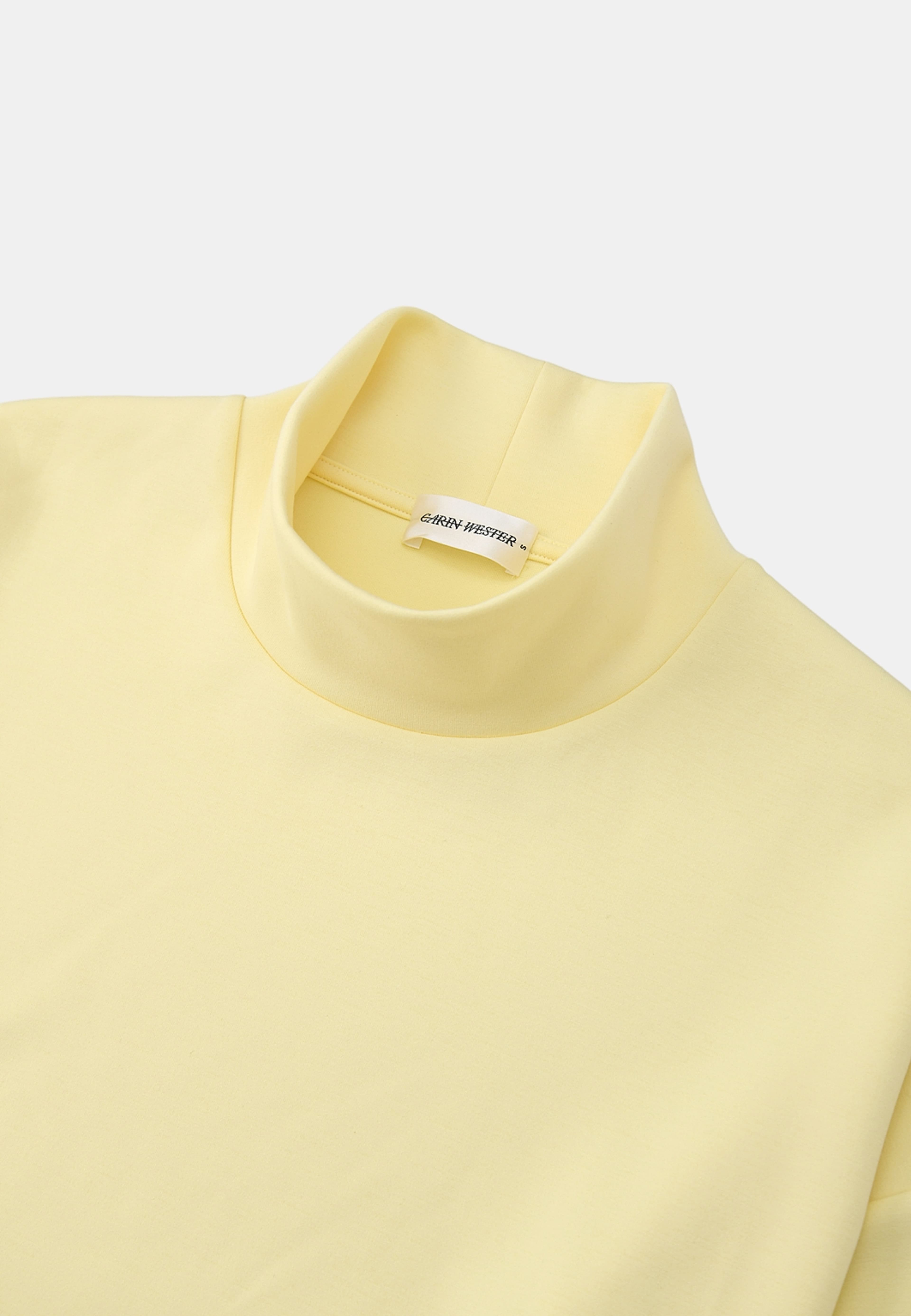 Tröja med ståkrage CYKLINA, från Carin Wester, i färgen Yellow Cream. Klicka för att öppna bilden i stort format