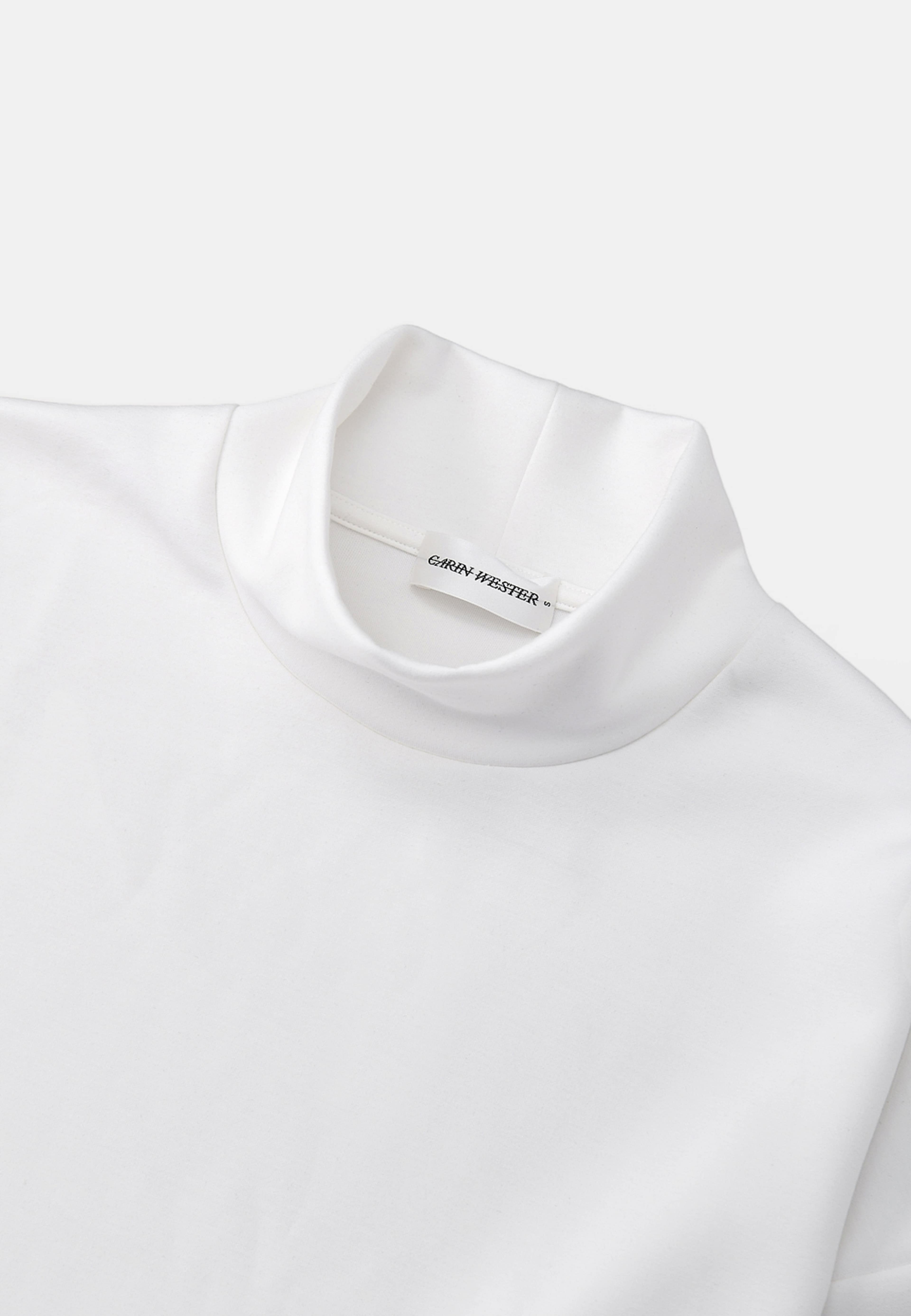 Tröja med ståkrage CYKLINA, från Carin Wester, i färgen White. Klicka för att öppna bilden i stort format