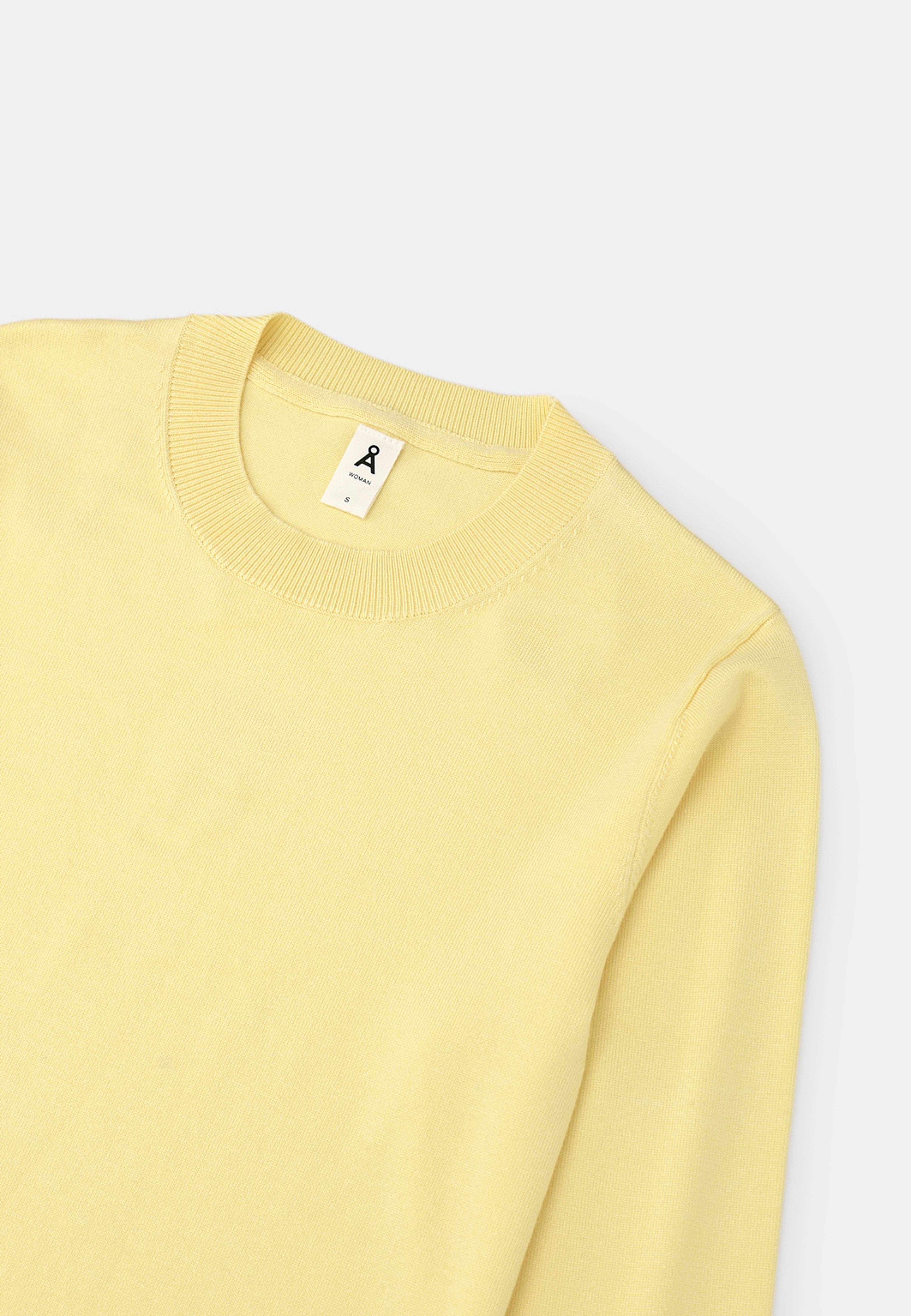 Stickad tröja ASTRID, från Å WOMAN, i färgen Yellow. Klicka för att öppna bilden i stort format