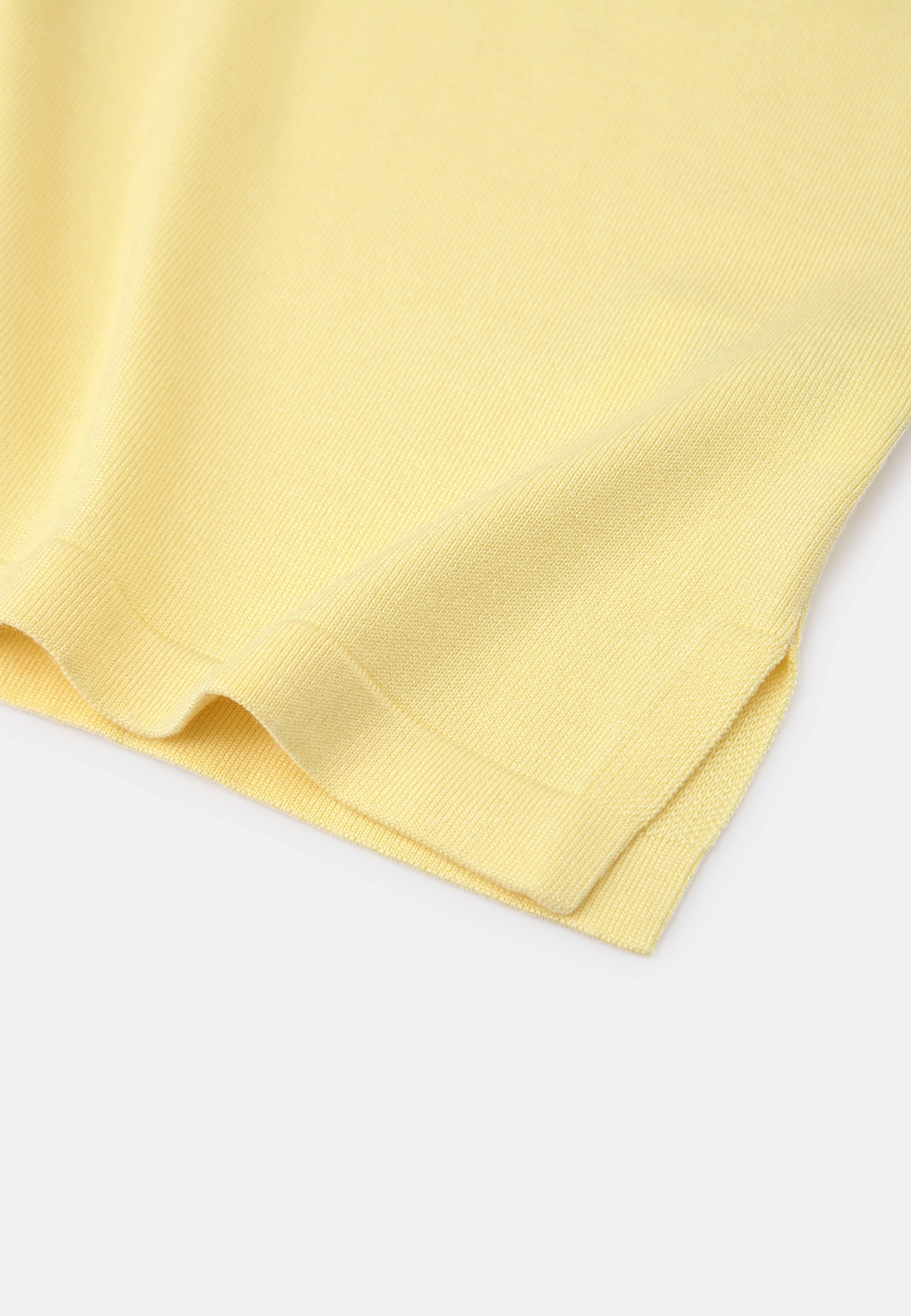 Stickad tröja ASTRID, från Å WOMAN, i färgen Yellow. Klicka för att öppna bilden i stort format