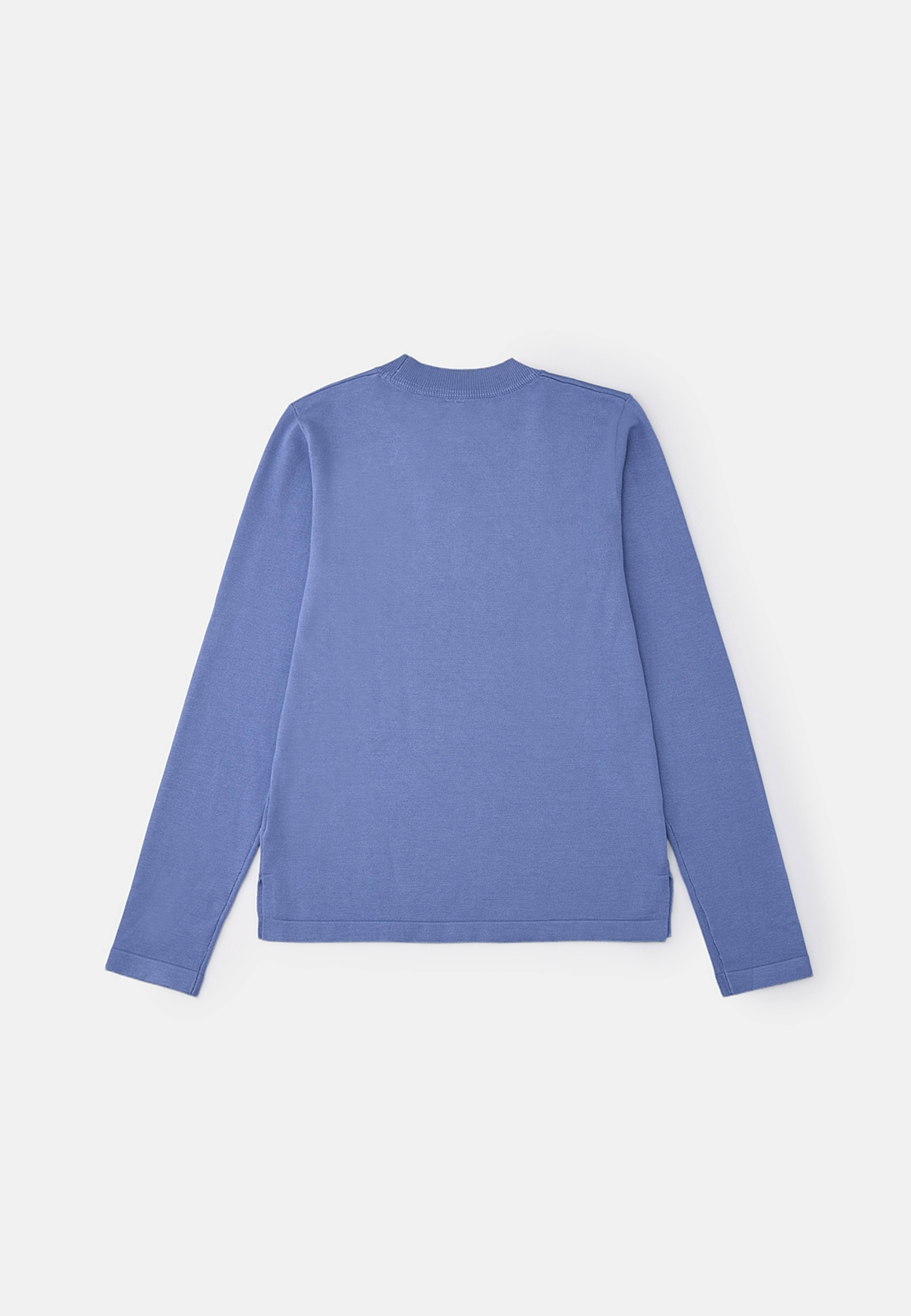 Stickad tröja ASTRID, från Å WOMAN, i färgen Mid Blue. Klicka för att öppna bilden i stort format