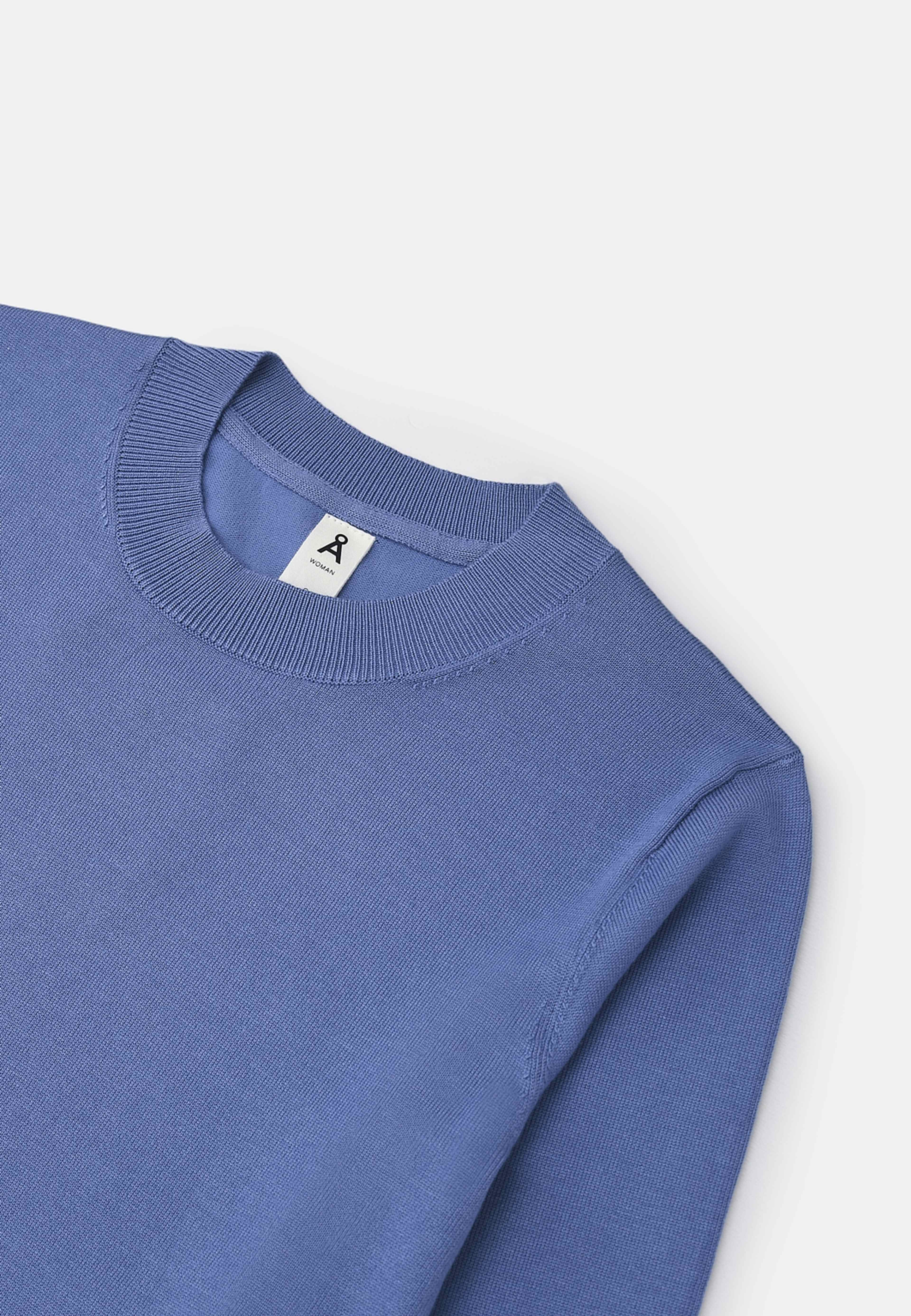 Stickad tröja ASTRID, från Å WOMAN, i färgen Mid Blue. Klicka för att öppna bilden i stort format