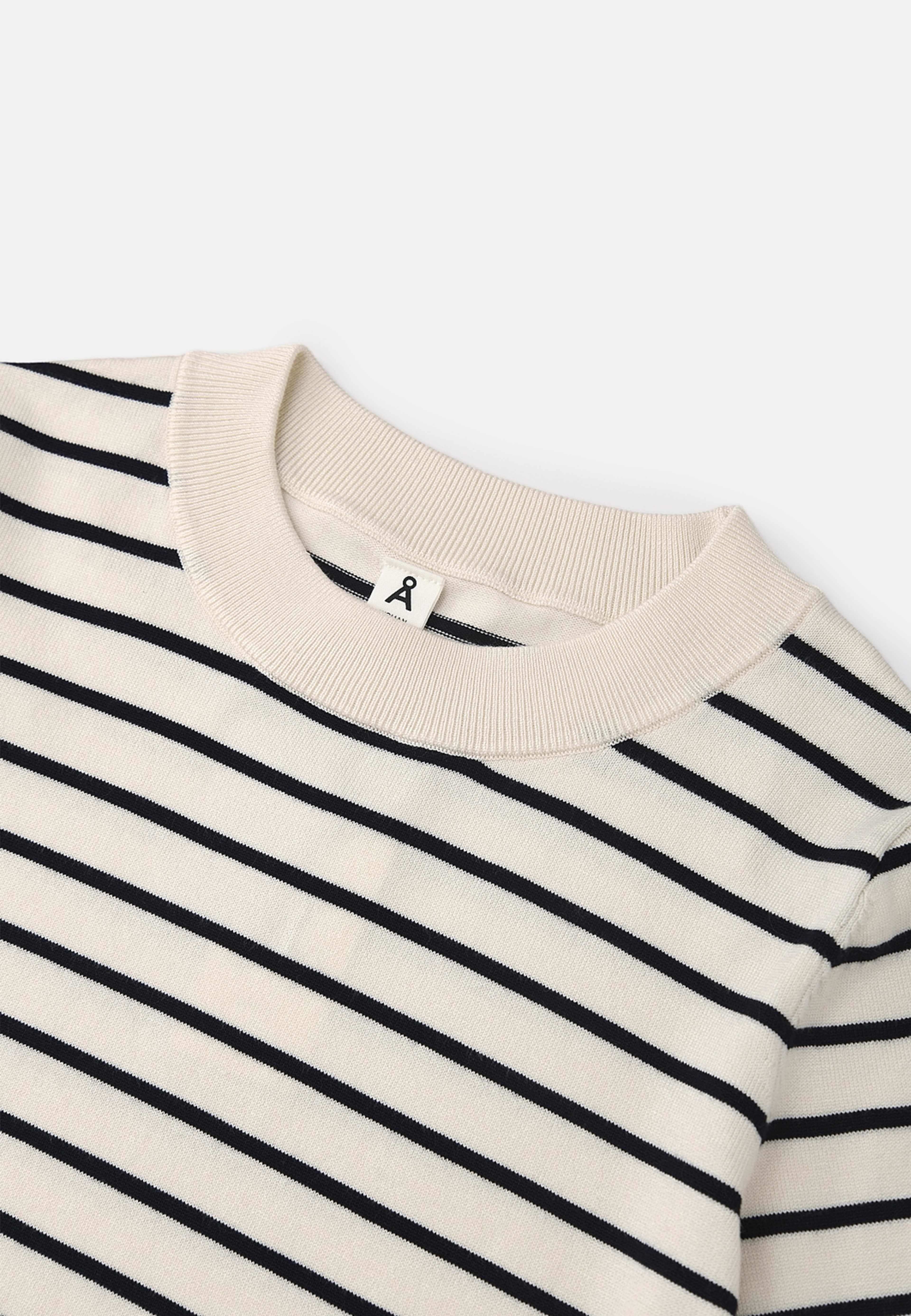 Kortärmad jumper KARIN, från Å WOMAN, i färgen Navy Stripe. Klicka för att öppna bilden i stort format