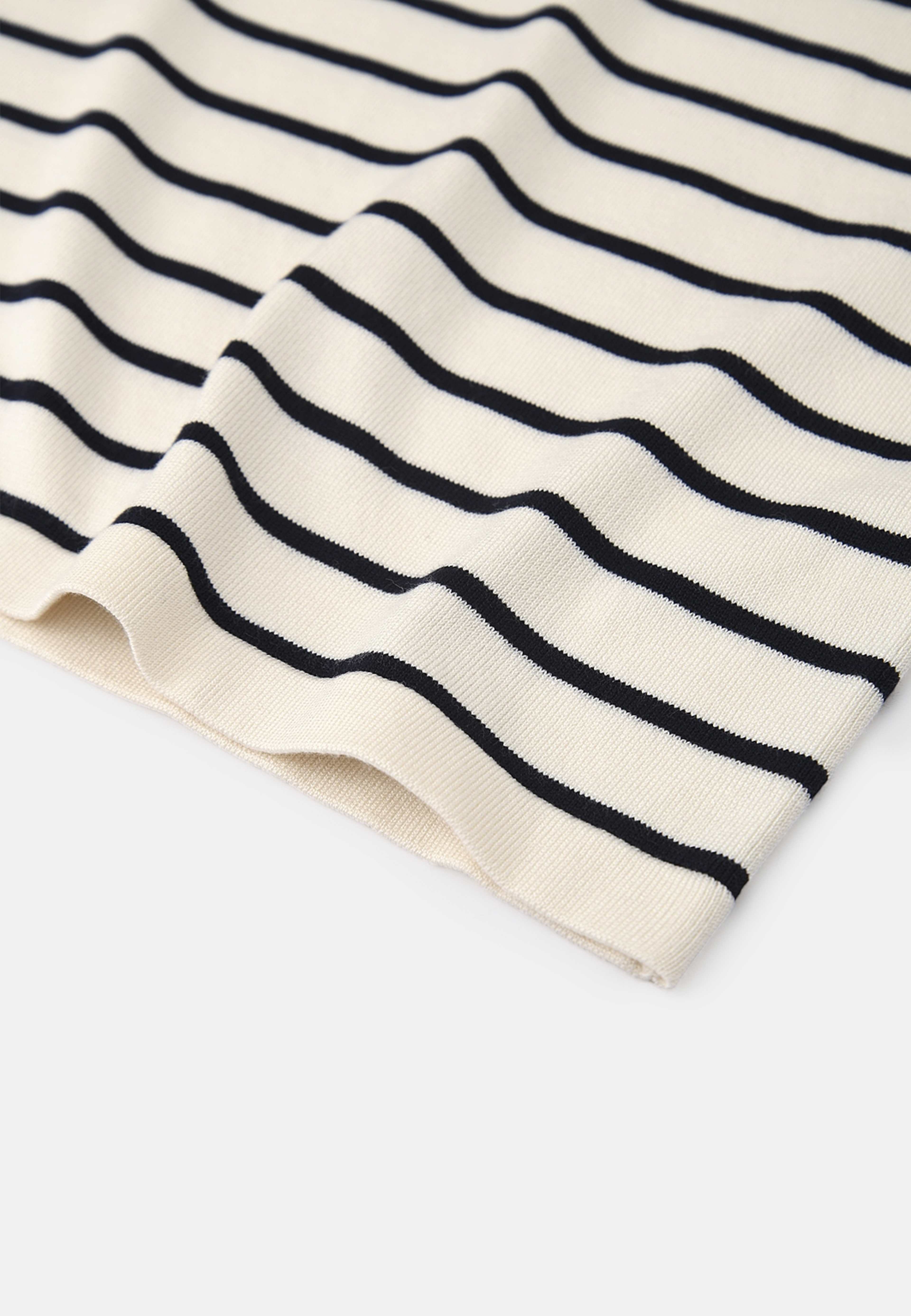 Kortärmad jumper KARIN, från Å WOMAN, i färgen Navy Stripe. Klicka för att öppna bilden i stort format