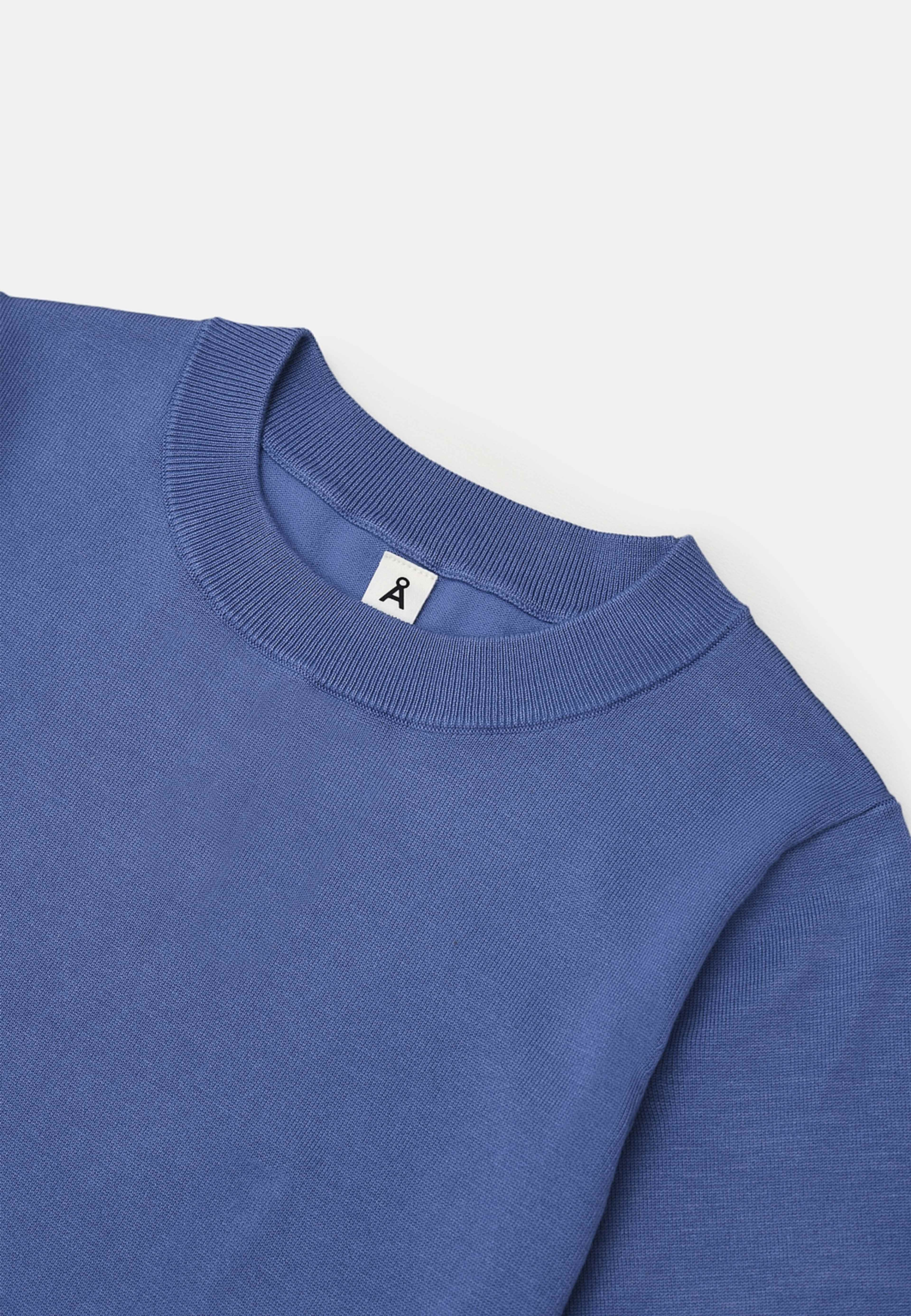 Kortärmad jumper KARIN, från Å WOMAN, i färgen Mid Blue. Klicka för att öppna bilden i stort format