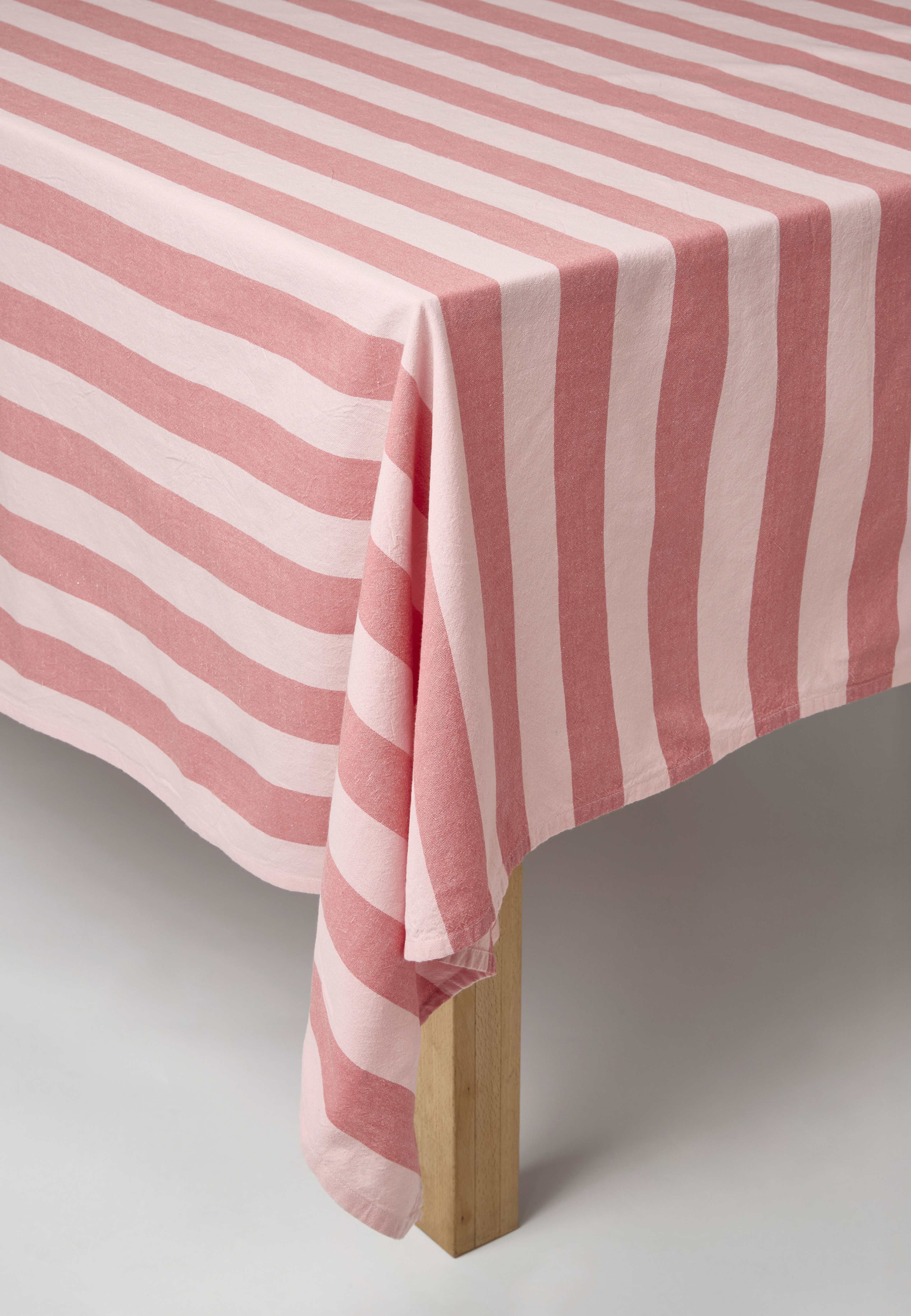 Bordsduk BLOCK 145x250 cm, från PORTOLINO LIVING, i färgen Pink. Klicka för att öppna bilden i stort format