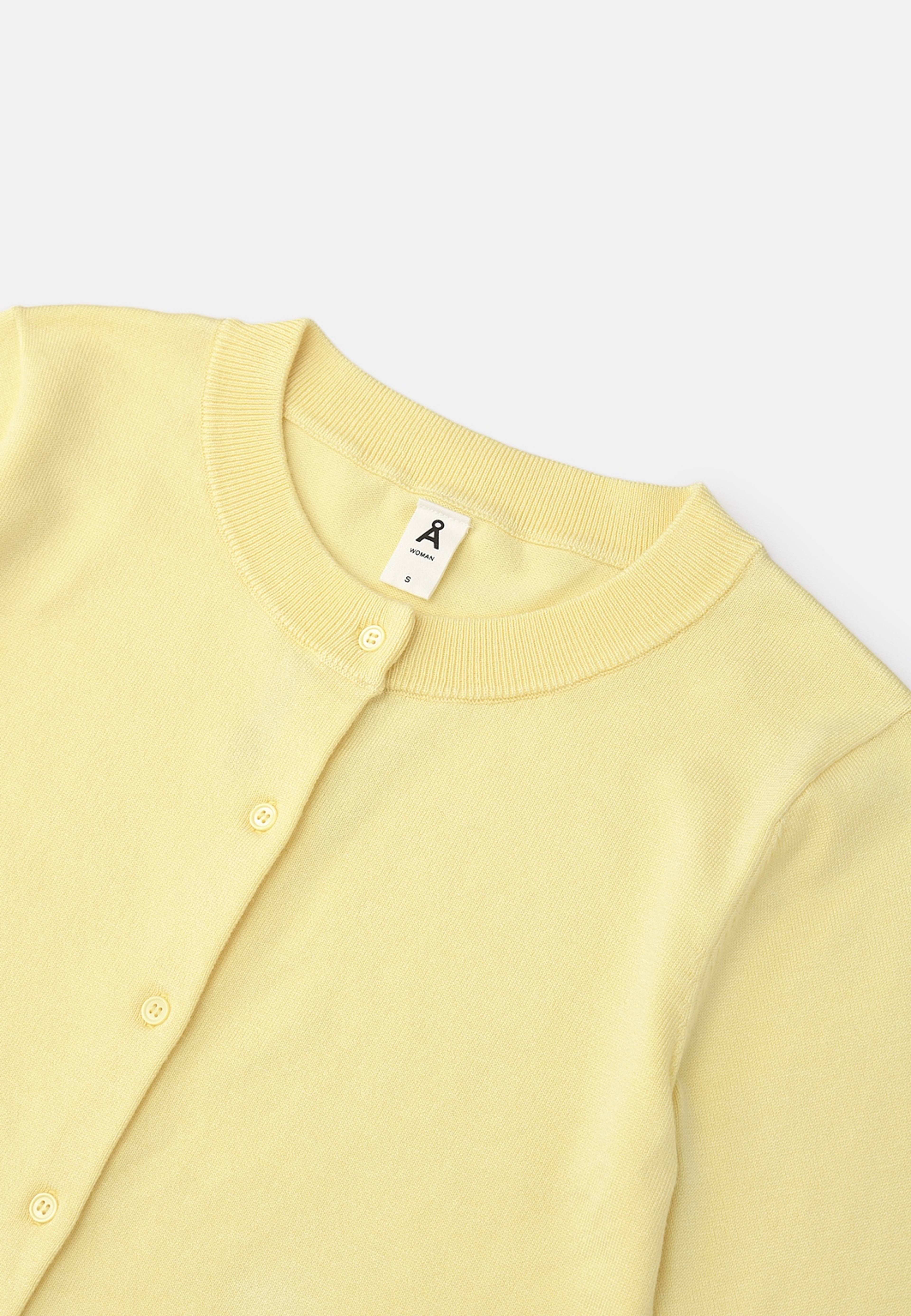 Kortärmad cardigan VANESSA, från Å WOMAN, i färgen Yellow. Klicka för att öppna bilden i stort format