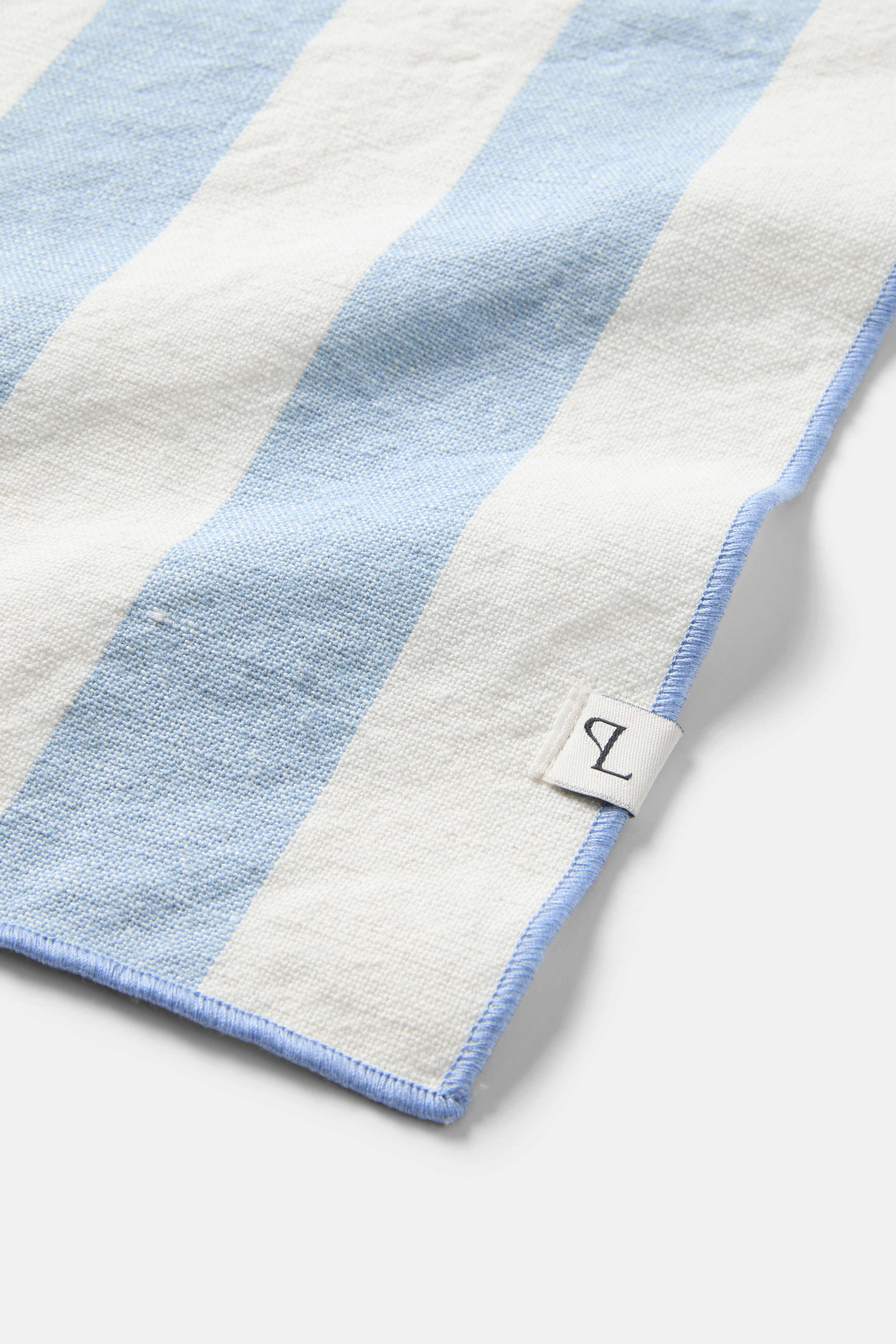 Bordstablett i linnemix BLOCK, från PORTOLINO LIVING, i färgen Blue. Klicka för att öppna bilden i stort format