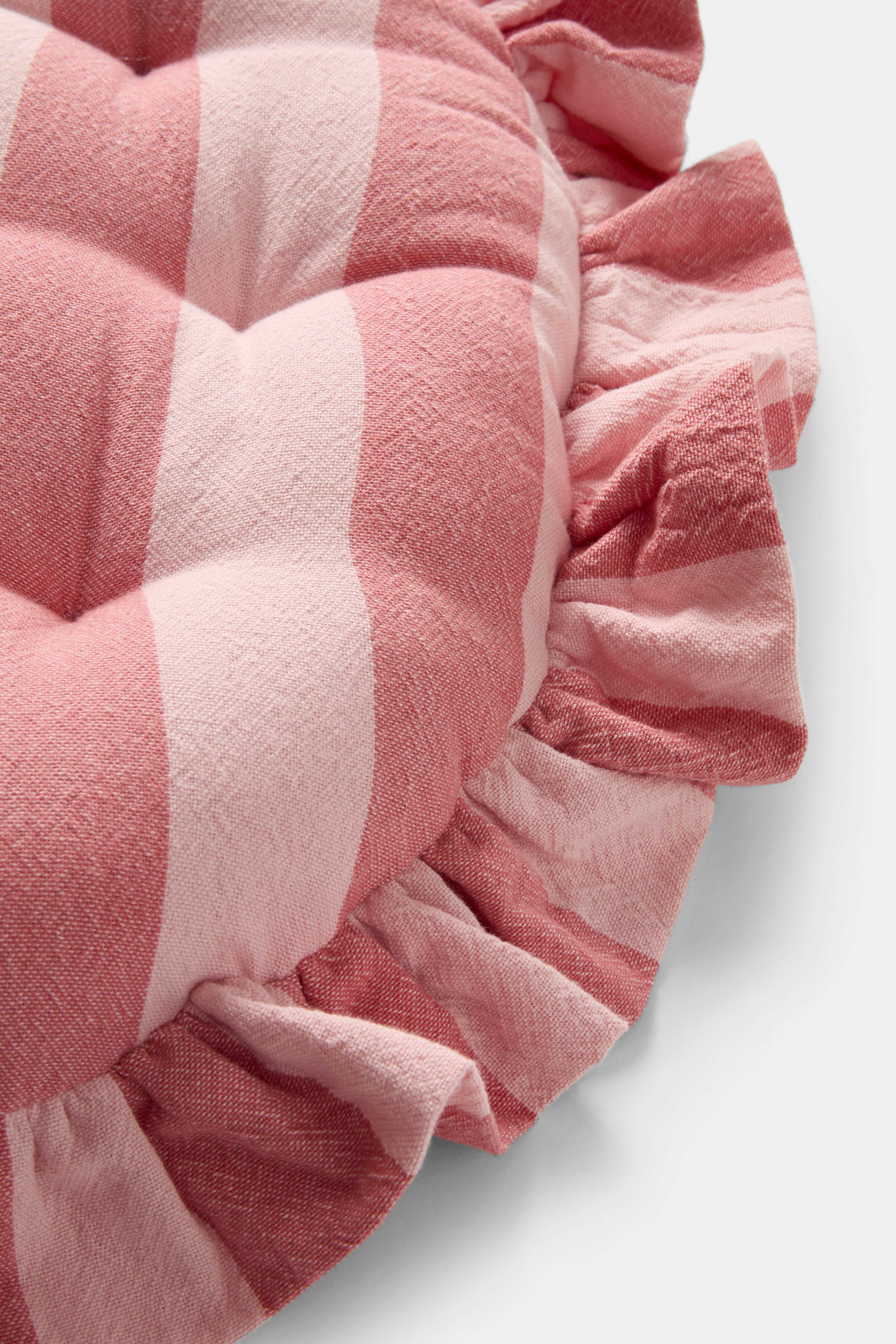 Sittdyna med volang, från PORTOLINO LIVING, i färgen Pink. Klicka för att öppna bilden i stort format