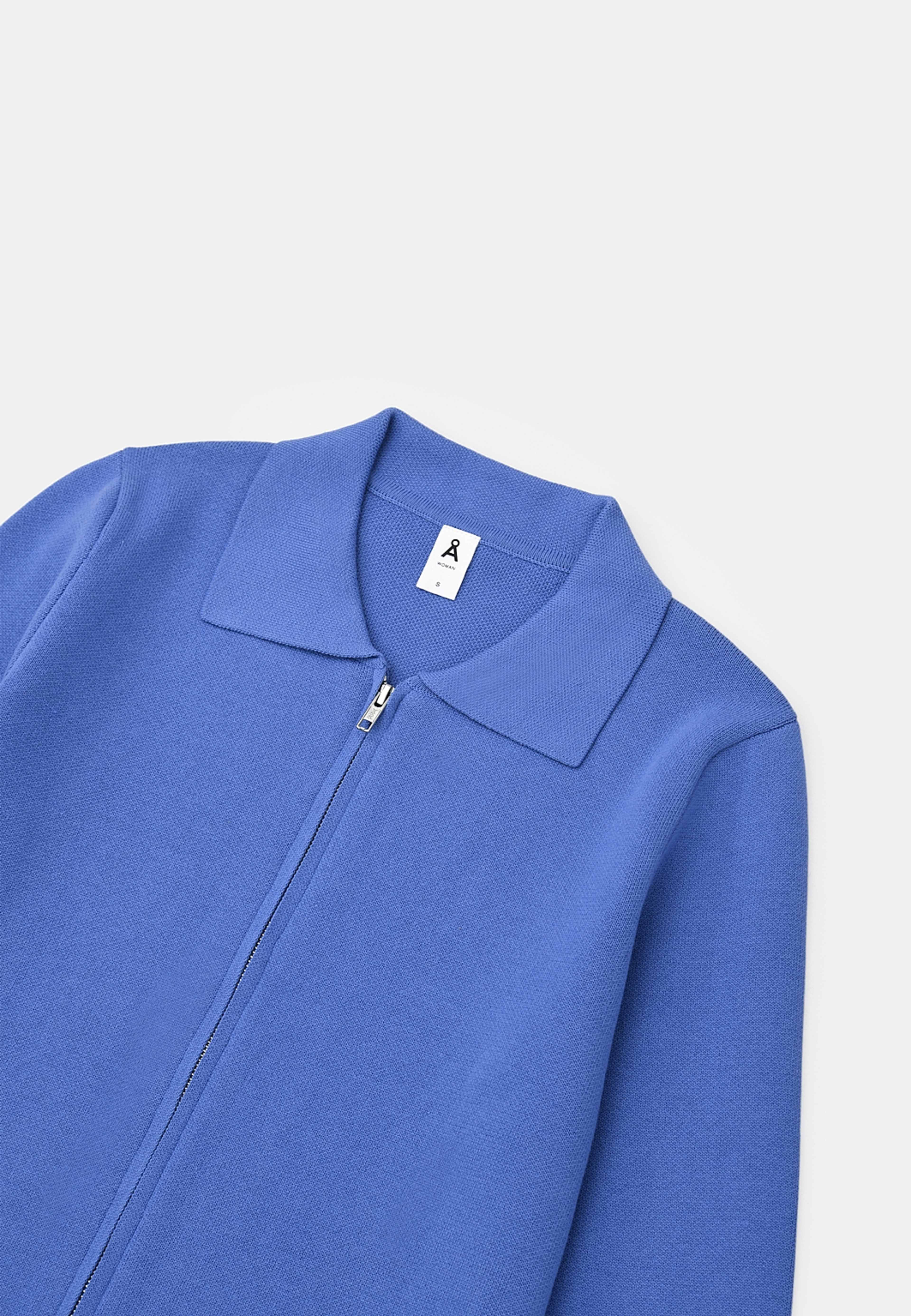 Cardigan ESTRID, från Å WOMAN, i färgen Mid Blue. Klicka för att öppna bilden i stort format