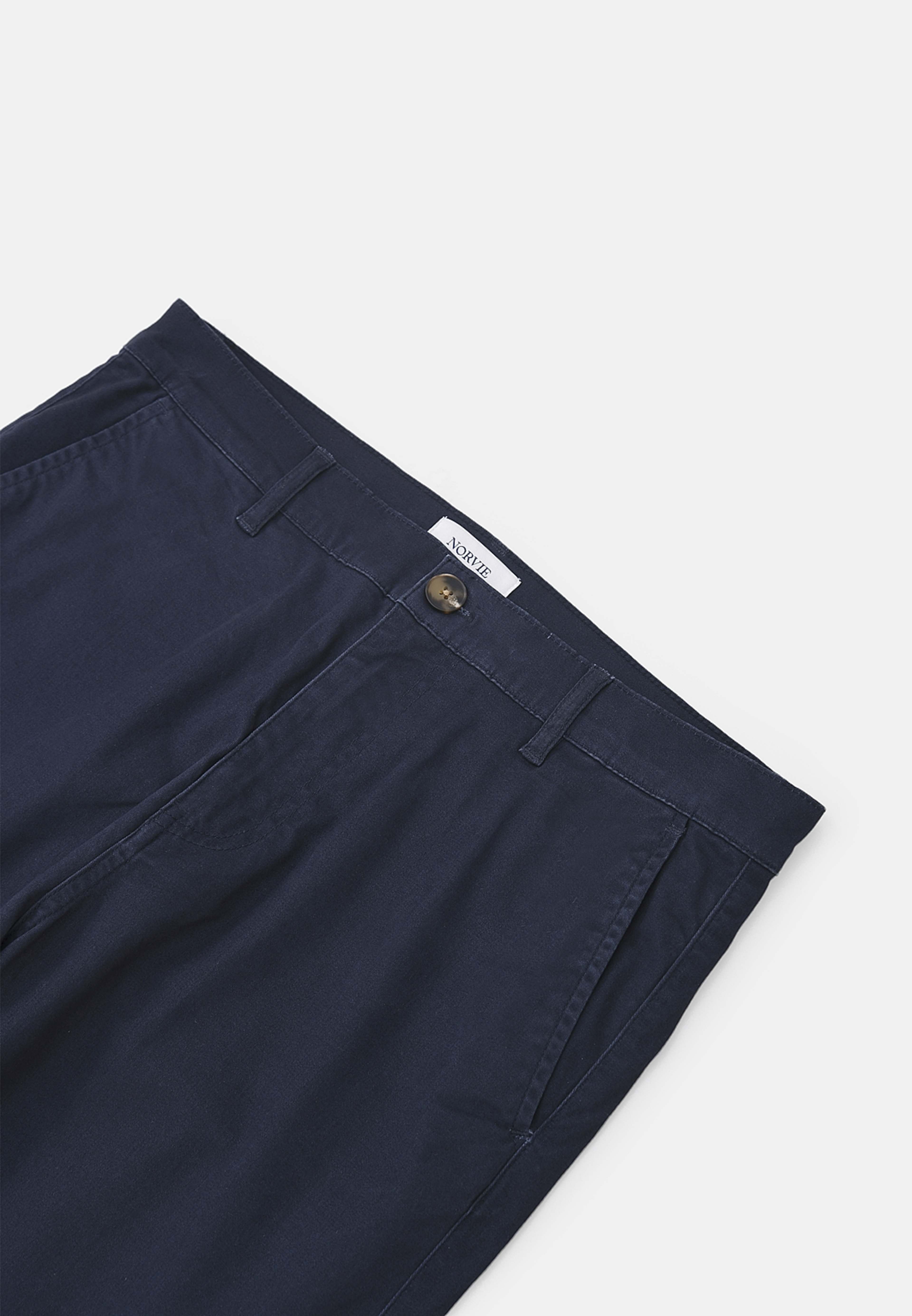 Chinos MARC, från NORVIE, i färgen Navy. Klicka för att öppna bilden i stort format