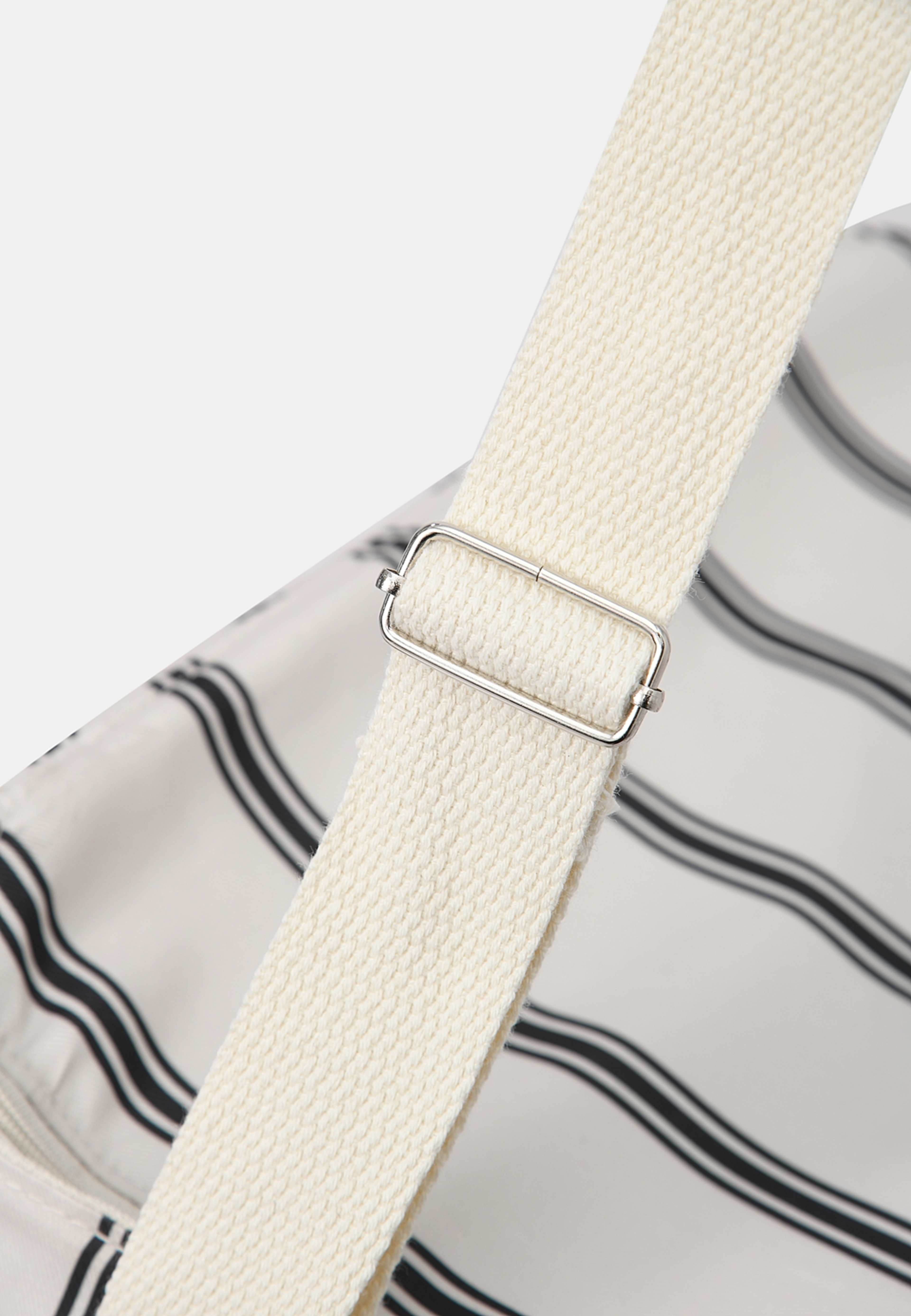 Kylväska STRIPED, från Åhléns Home, i färgen Black. Klicka för att öppna bilden i stort format