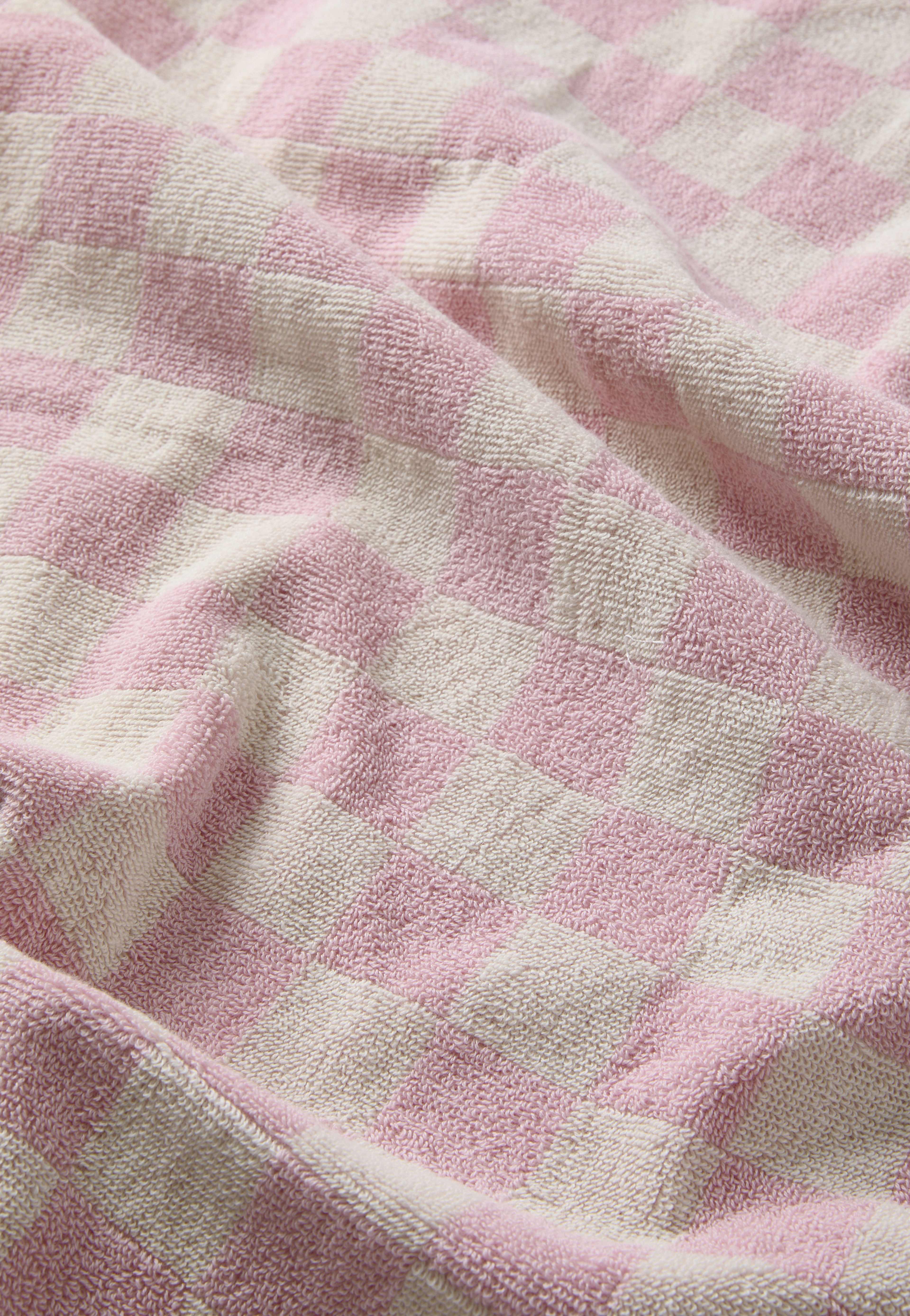Rutig handduk JERKA 50x70 cm, från Åhléns Home, i färgen Pink Check. Klicka för att öppna bilden i stort format