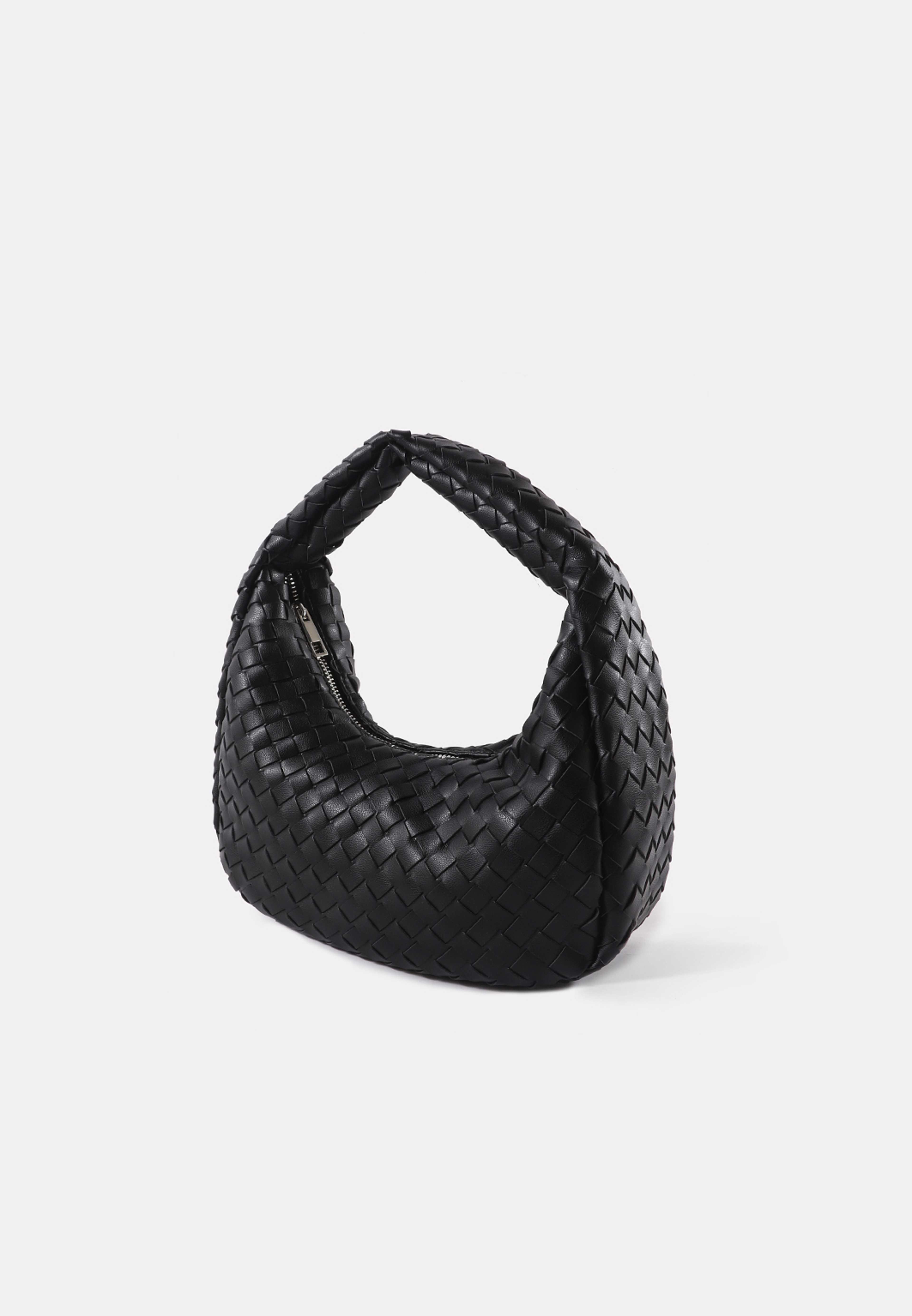 Liten flätad handväska EMMA, från Carin Wester, i färgen Black. Klicka för att öppna bilden i stort format