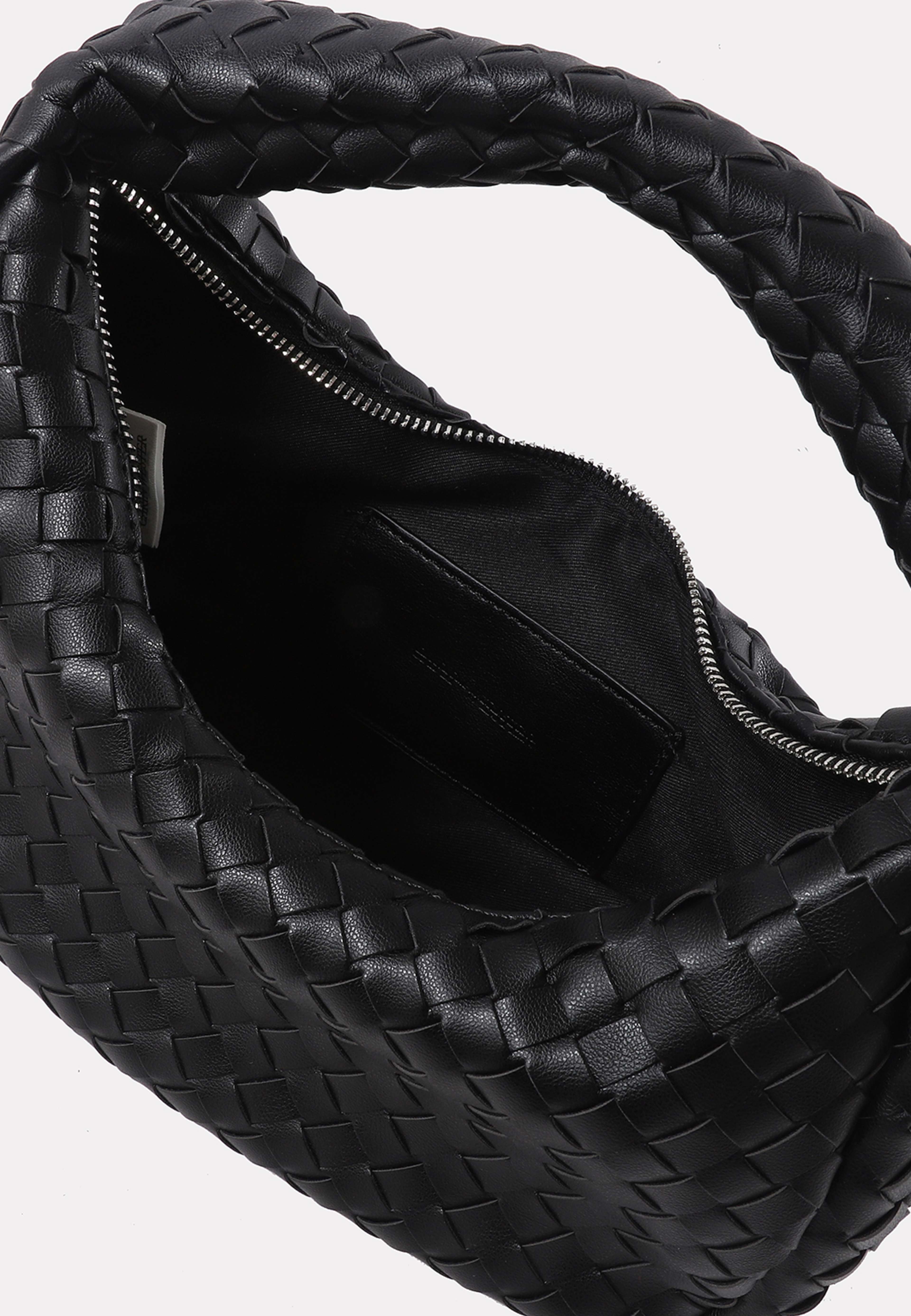 Liten flätad handväska EMMA, från Carin Wester, i färgen Black. Klicka för att öppna bilden i stort format