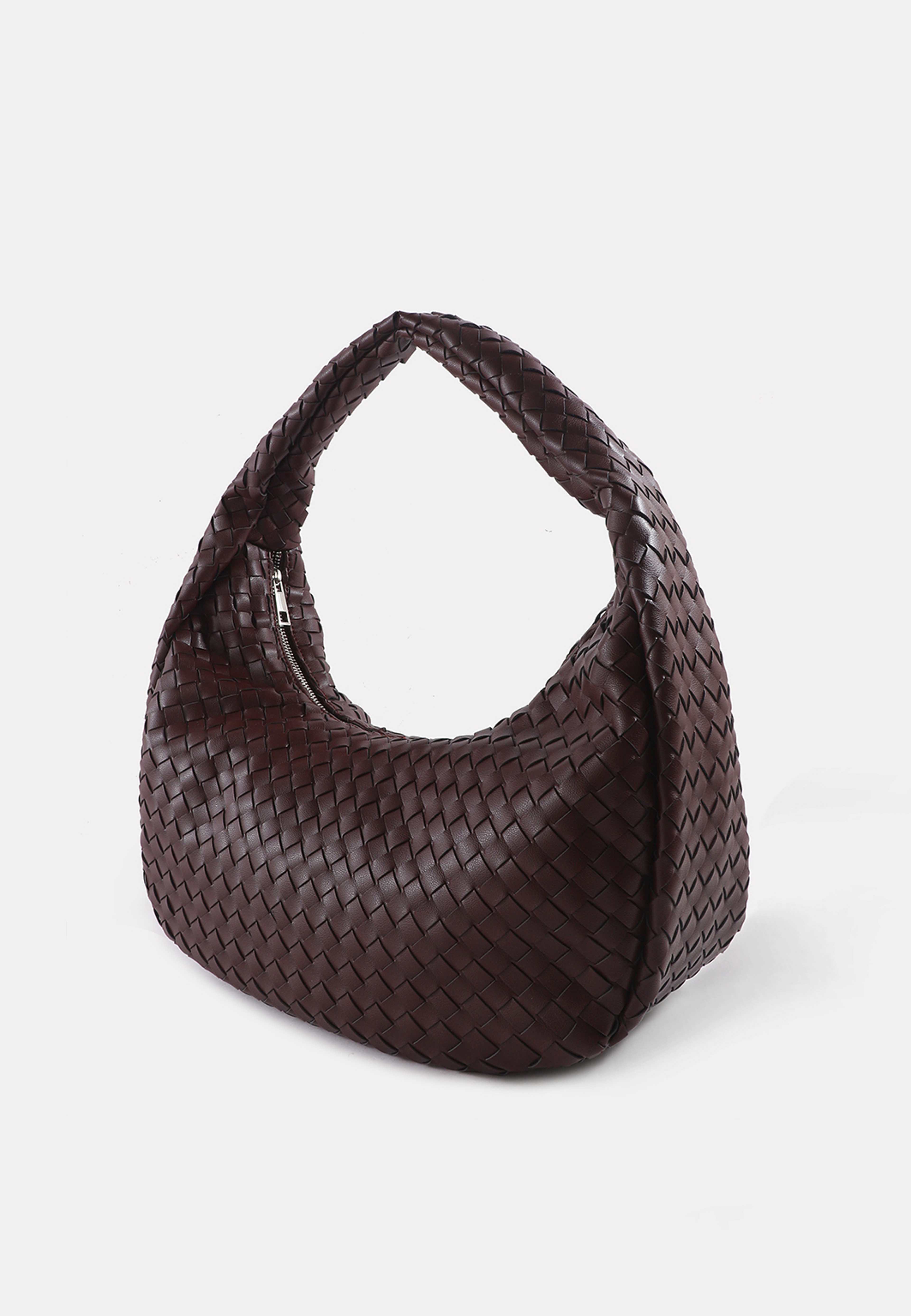 Flätad axelväska EMMA, från Carin Wester, i färgen Burgundy. Klicka för att öppna bilden i stort format