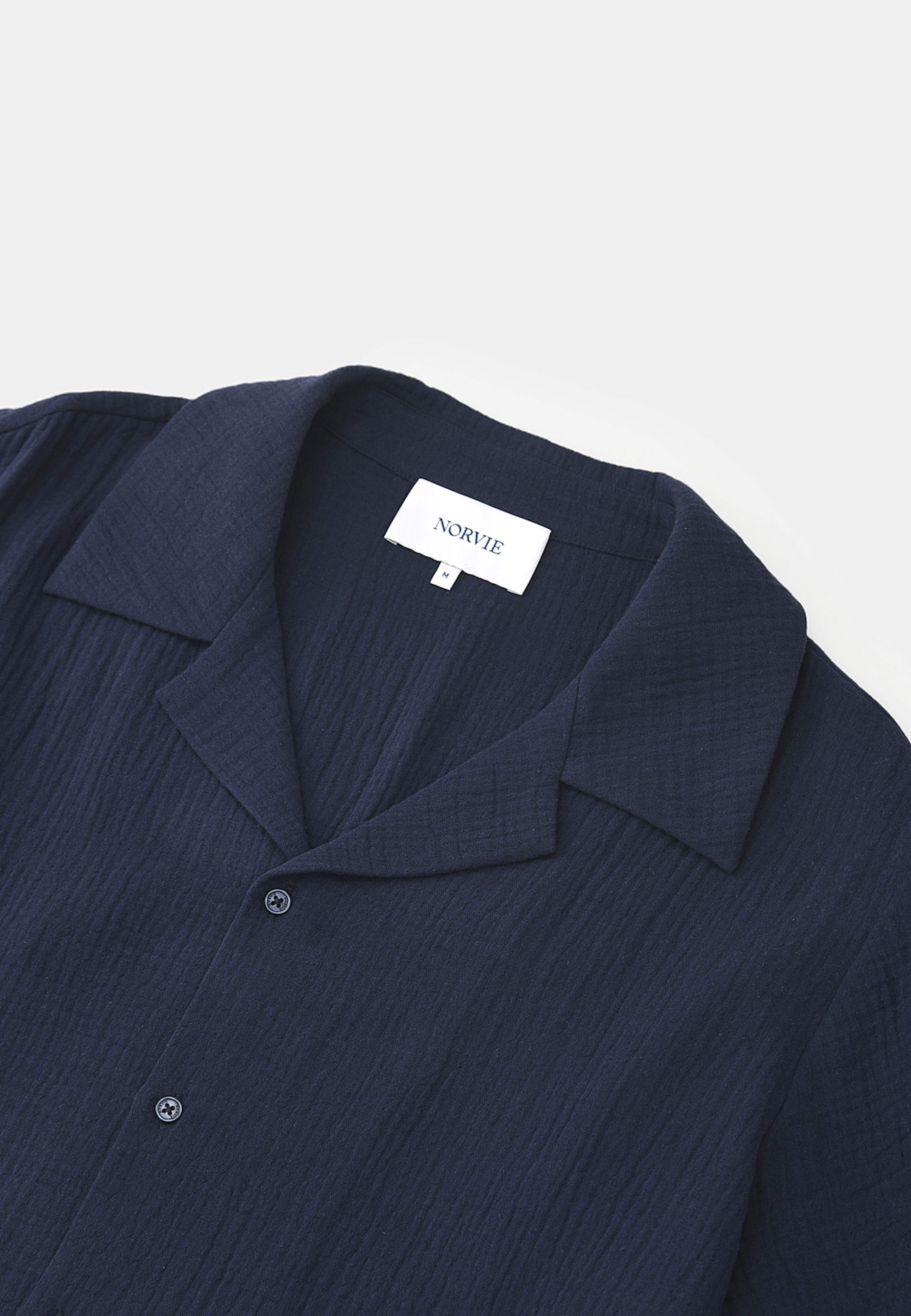 Krinklad skjorta MARLON, från NORVIE, i färgen Navy. Klicka för att öppna bilden i stort format