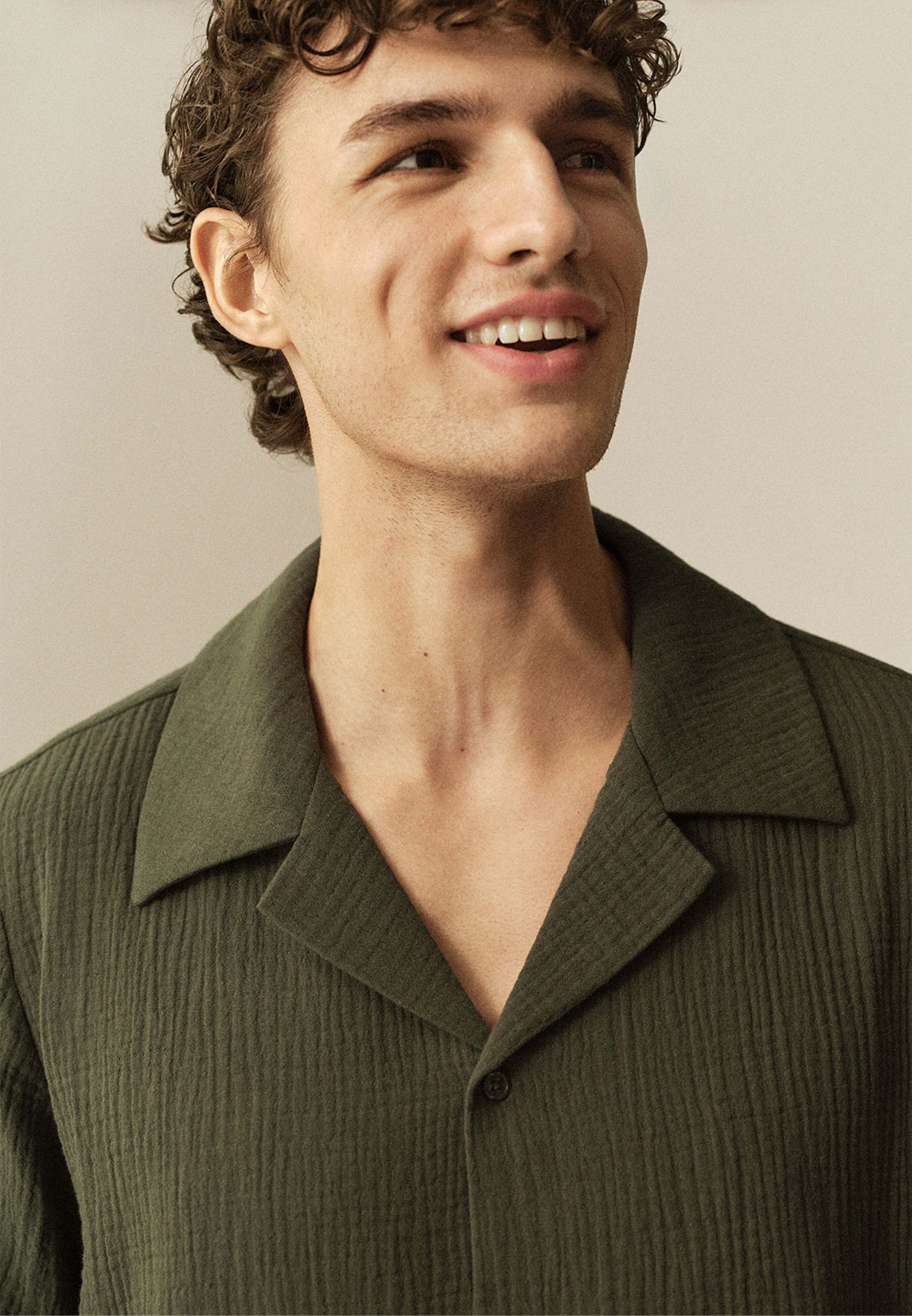 Krinklad skjorta MARLON, från NORVIE, i färgen Green. Klicka för att öppna bilden i stort format