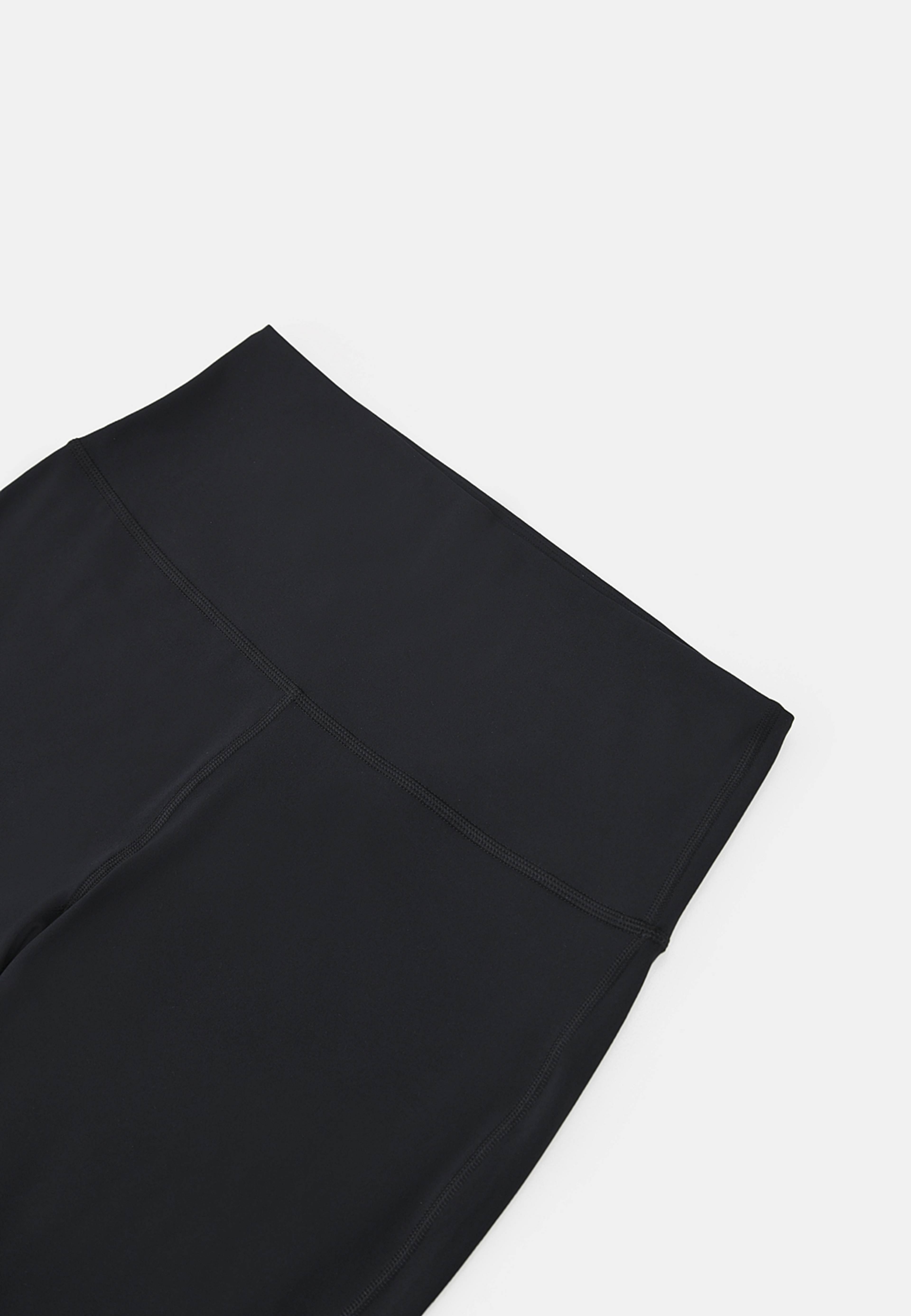 Pull on-byxor LYDIA, från Å WOMAN, i färgen Black. Klicka för att öppna bilden i stort format