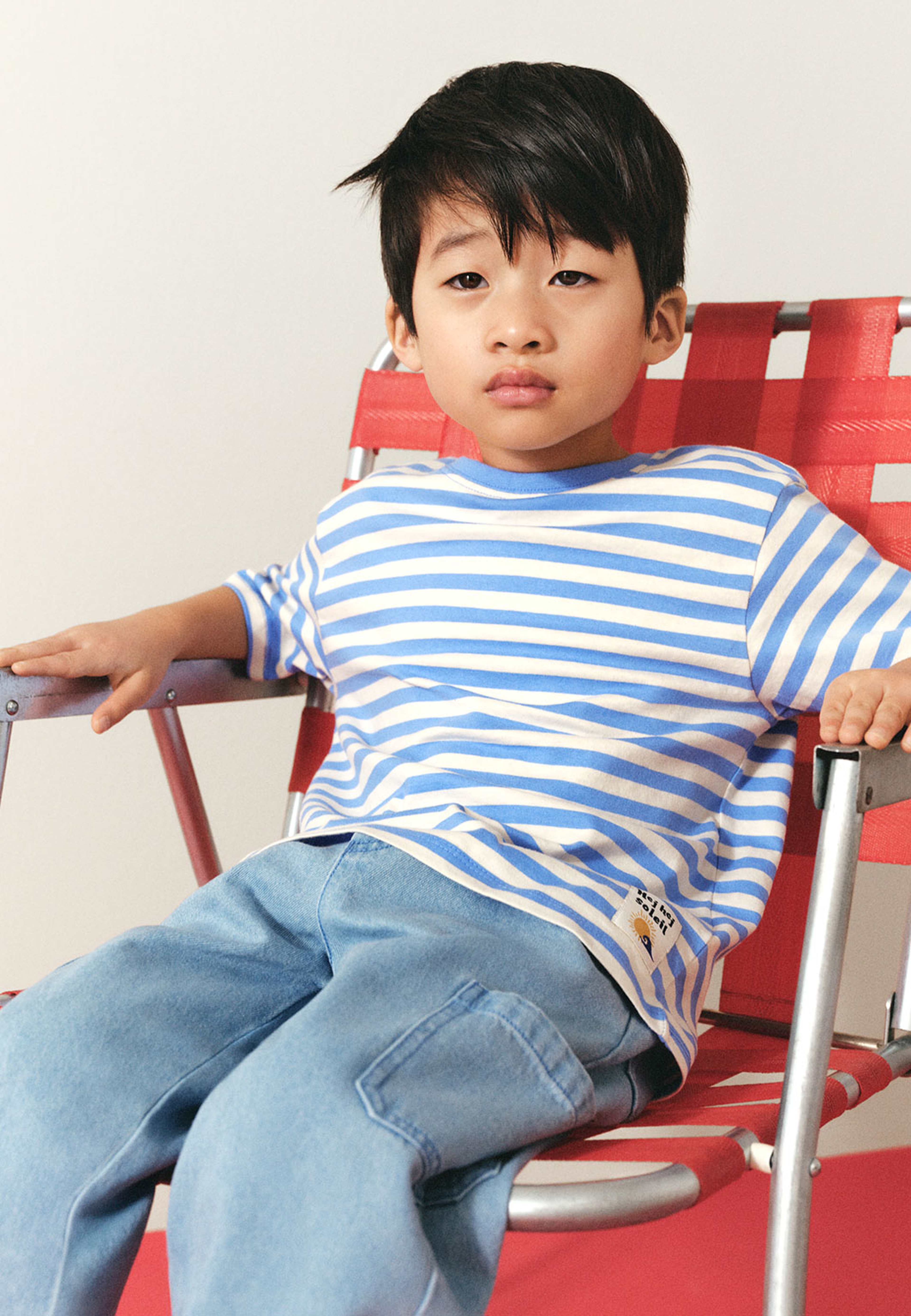 T-shirt ANDIE, från RIKIKI, i färgen Blue Stripe. Klicka för att öppna bilden i stort format