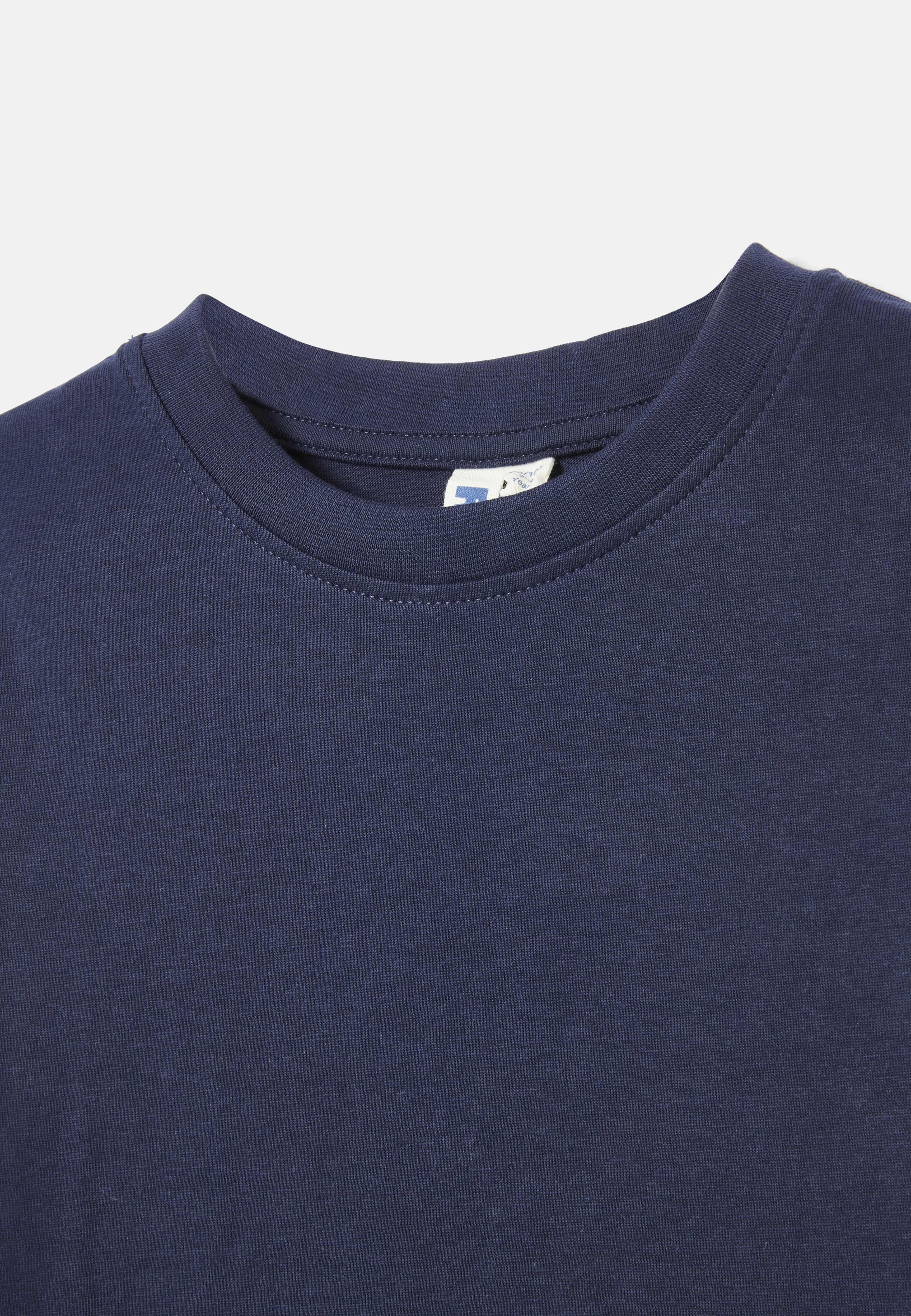 Enfärgad t-shirt ENVY, från RIKIKI, i färgen Navy. Klicka för att öppna bilden i stort format