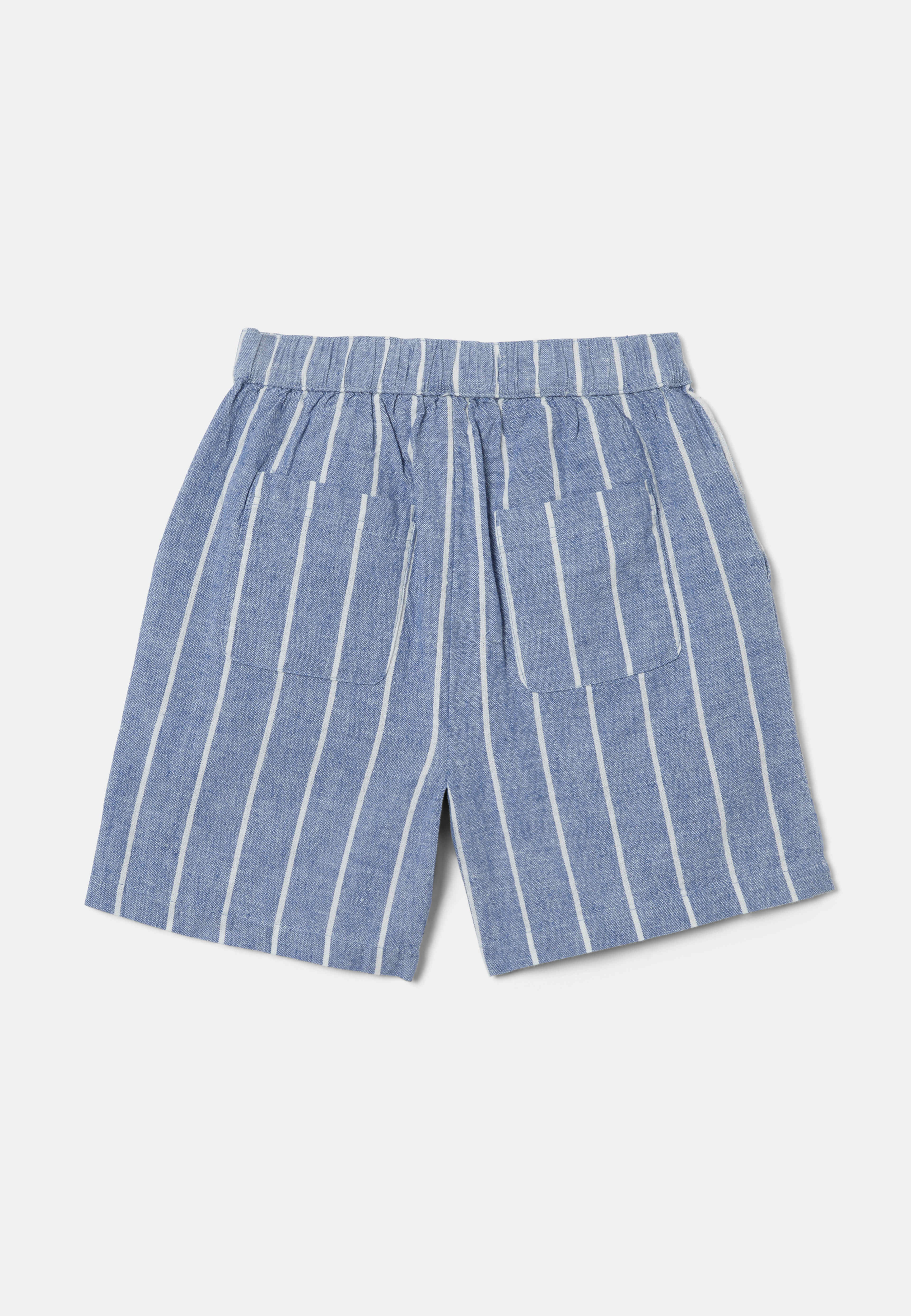 Randiga shorts i linnemix SIGGE, från RIKIKI, i färgen Blue/White Stripe. Klicka för att öppna bilden i stort format