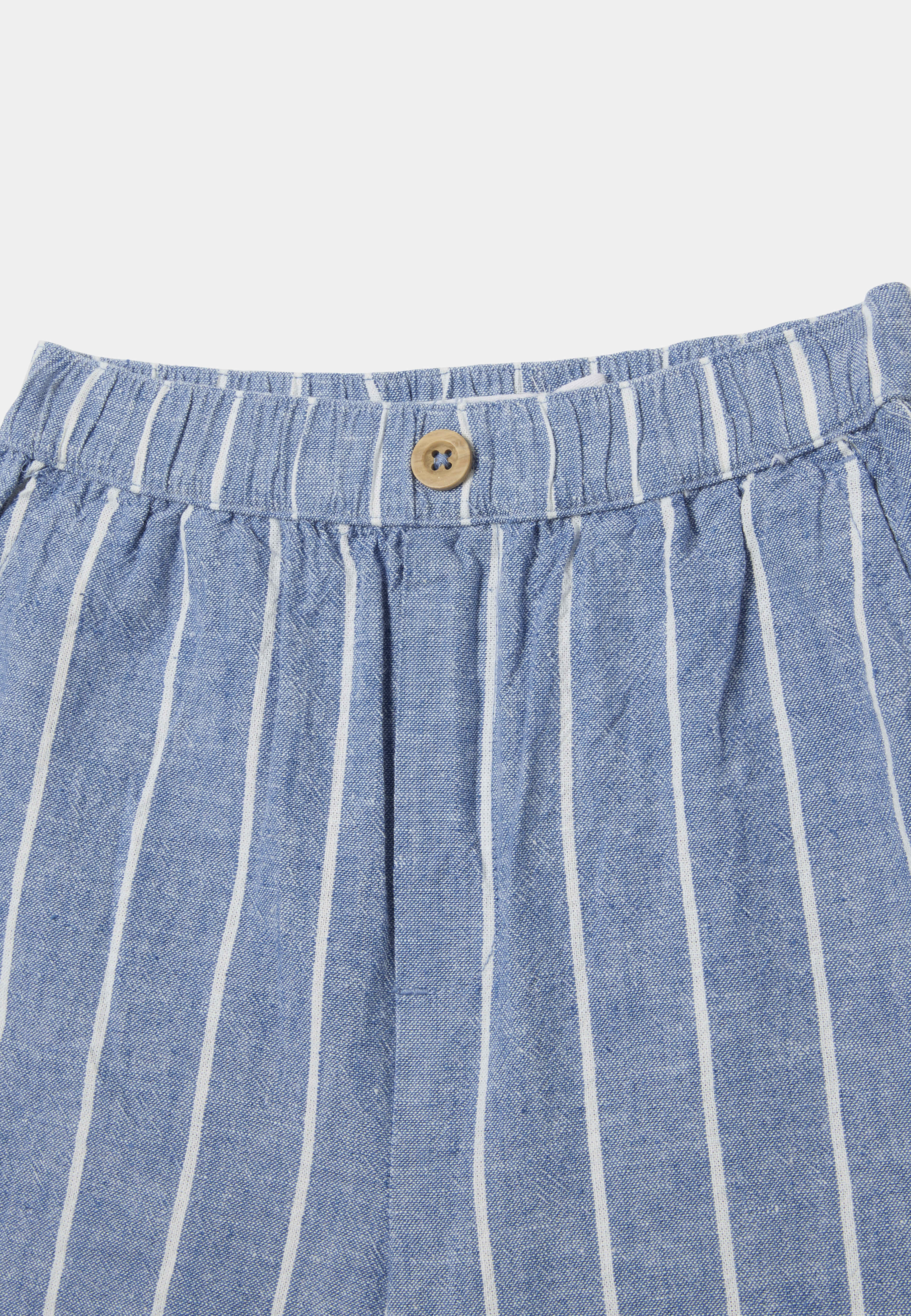 Randiga shorts i linnemix SIGGE, från RIKIKI, i färgen Blue/White Stripe. Klicka för att öppna bilden i stort format
