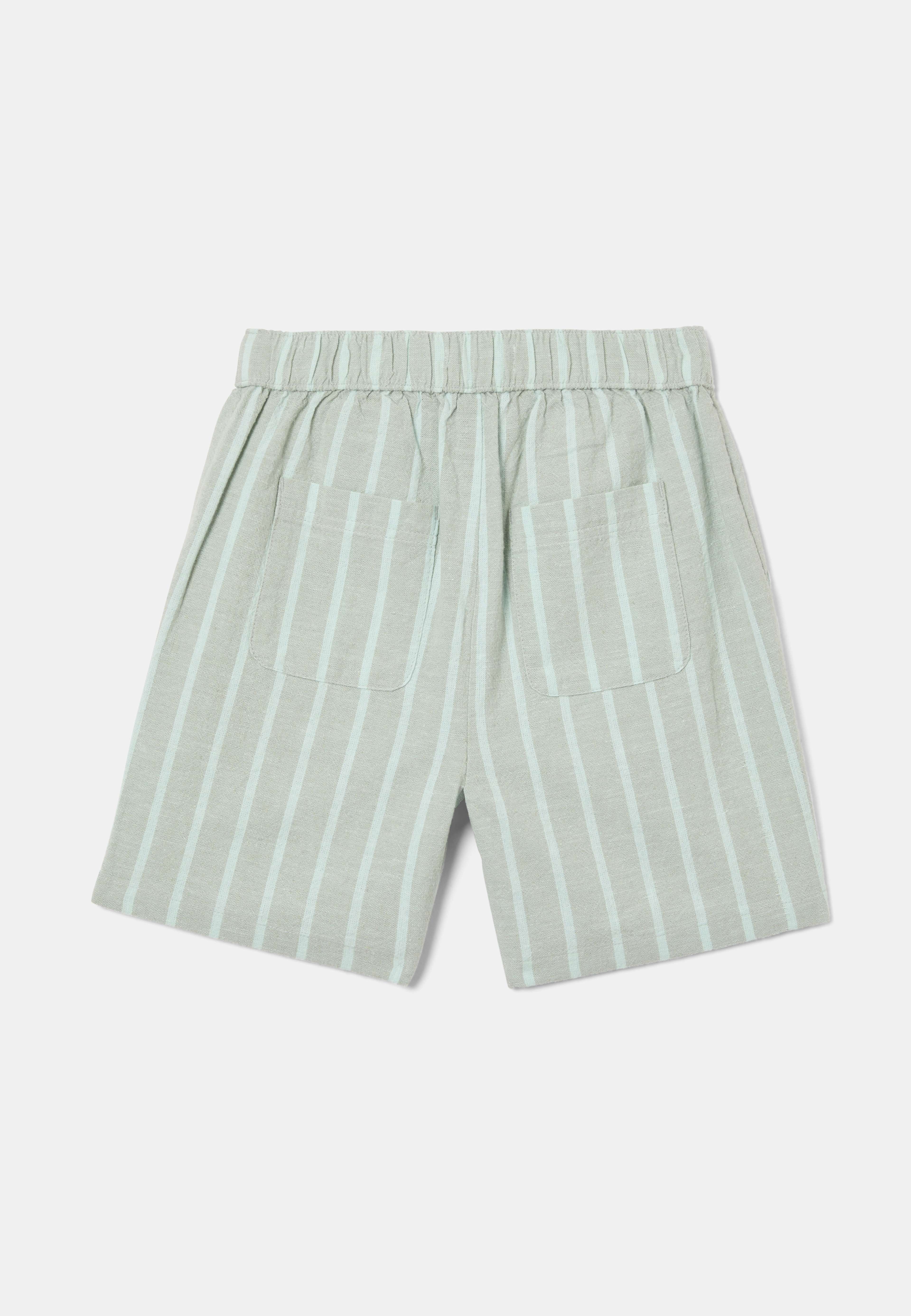 Randiga shorts i linnemix SIGGE, från RIKIKI, i färgen Green/Blue Stripes. Klicka för att öppna bilden i stort format